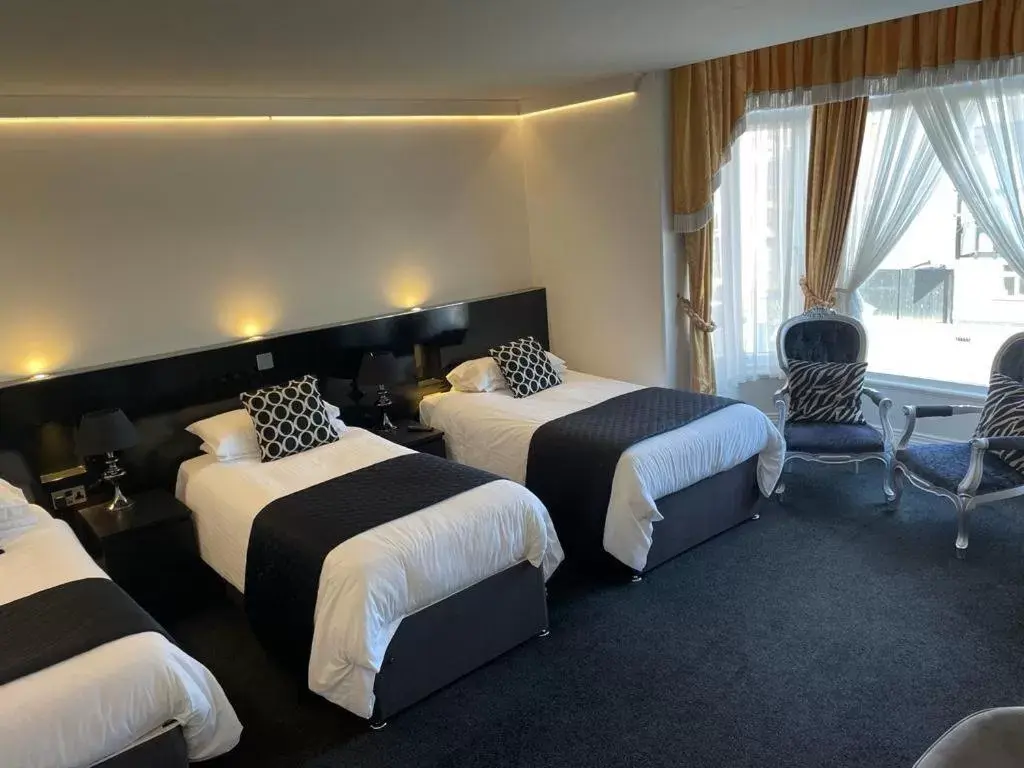 Bedroom, Bed in Revelstoke Hotel