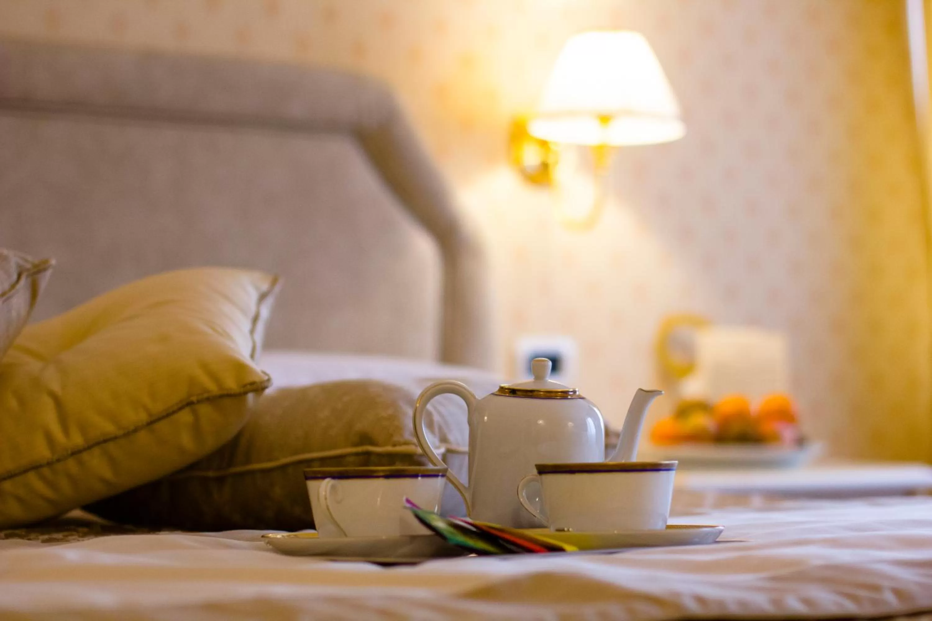 Coffee/tea facilities, Bed in Hotel La Locanda