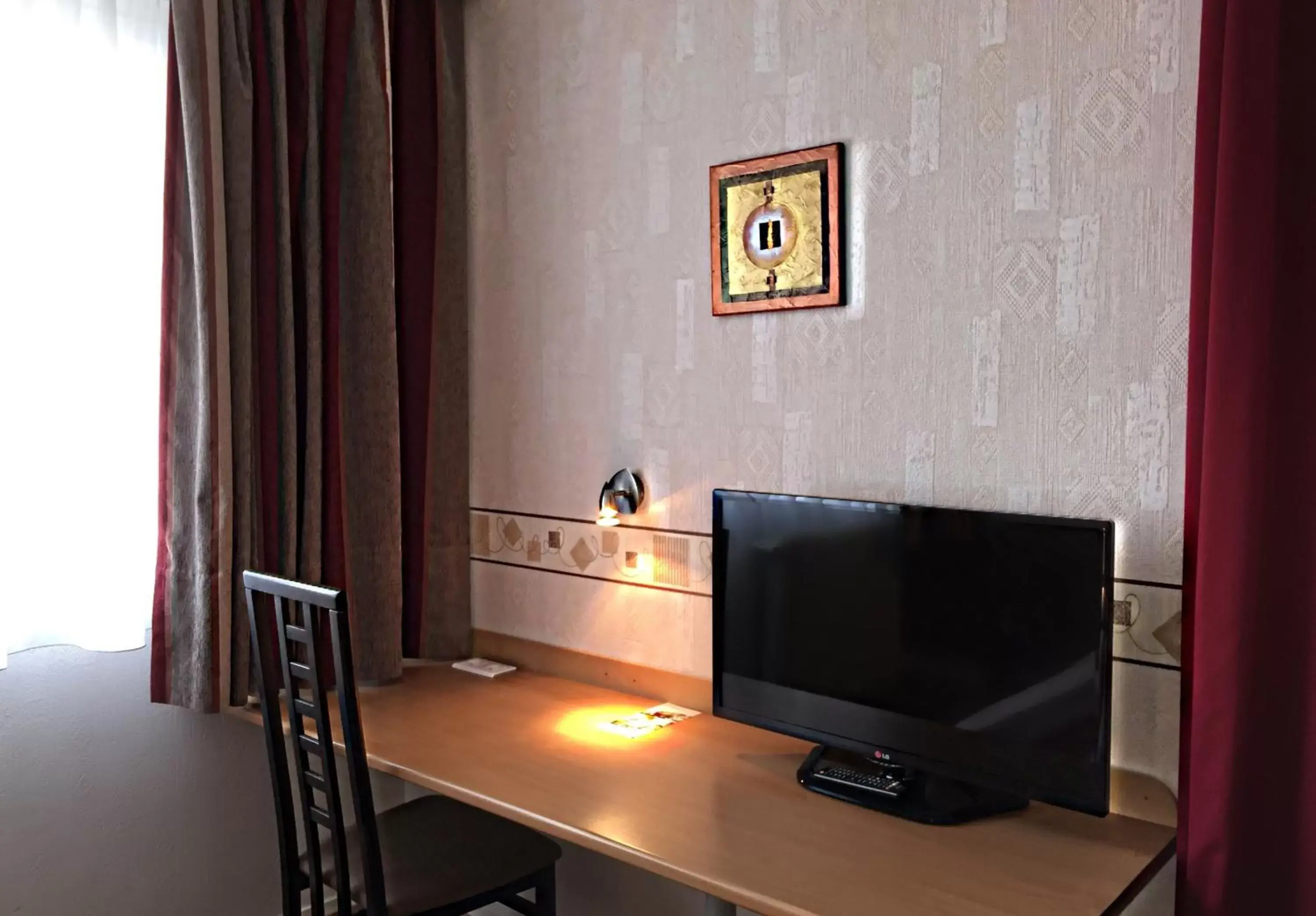 TV and multimedia, TV/Entertainment Center in Hotel Saint-Aignan