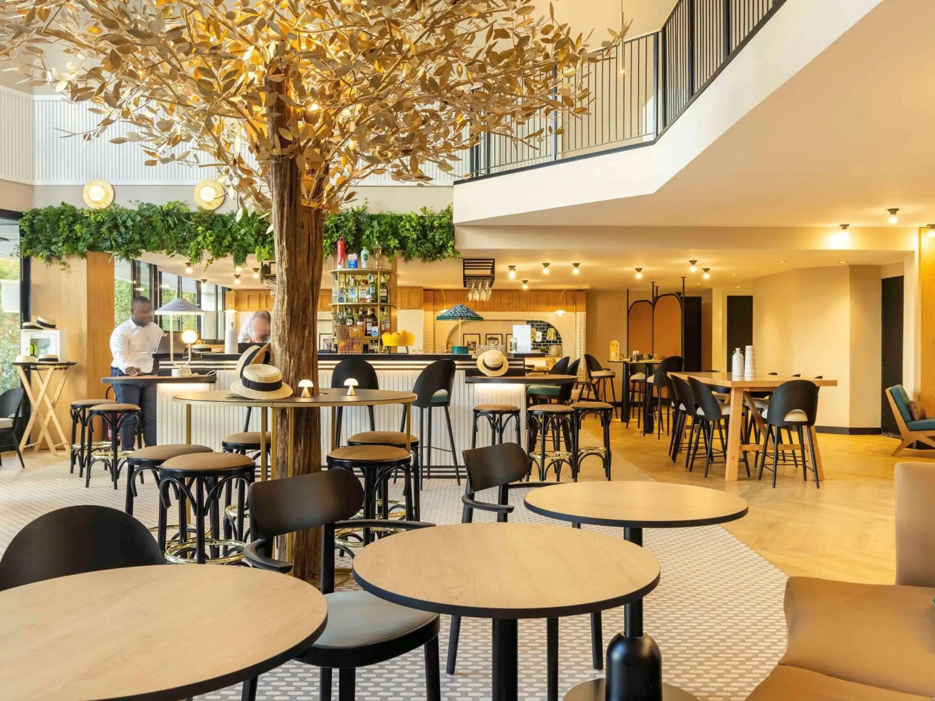 Restaurant/Places to Eat in Novotel Paris Suresnes Longchamp