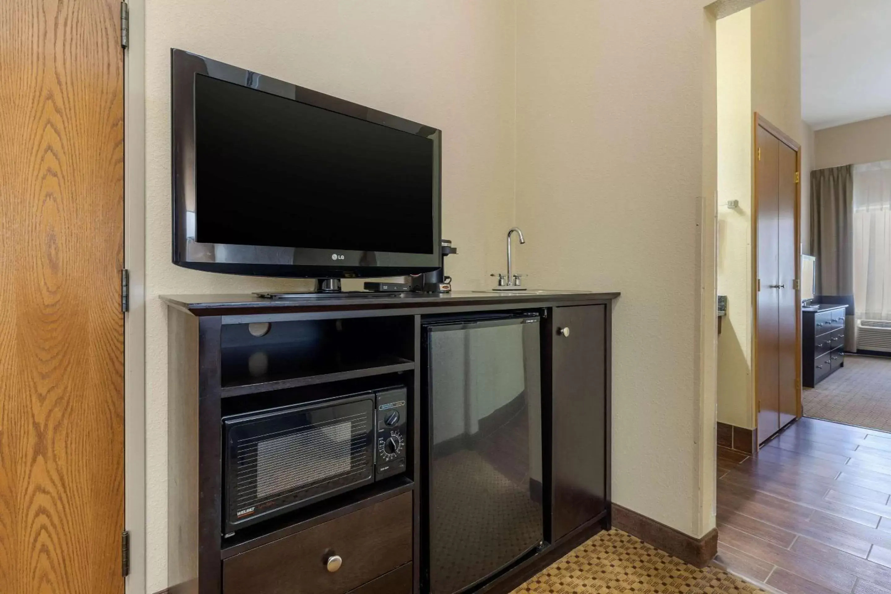 Bedroom, TV/Entertainment Center in Comfort Inn & Suites Kenosha