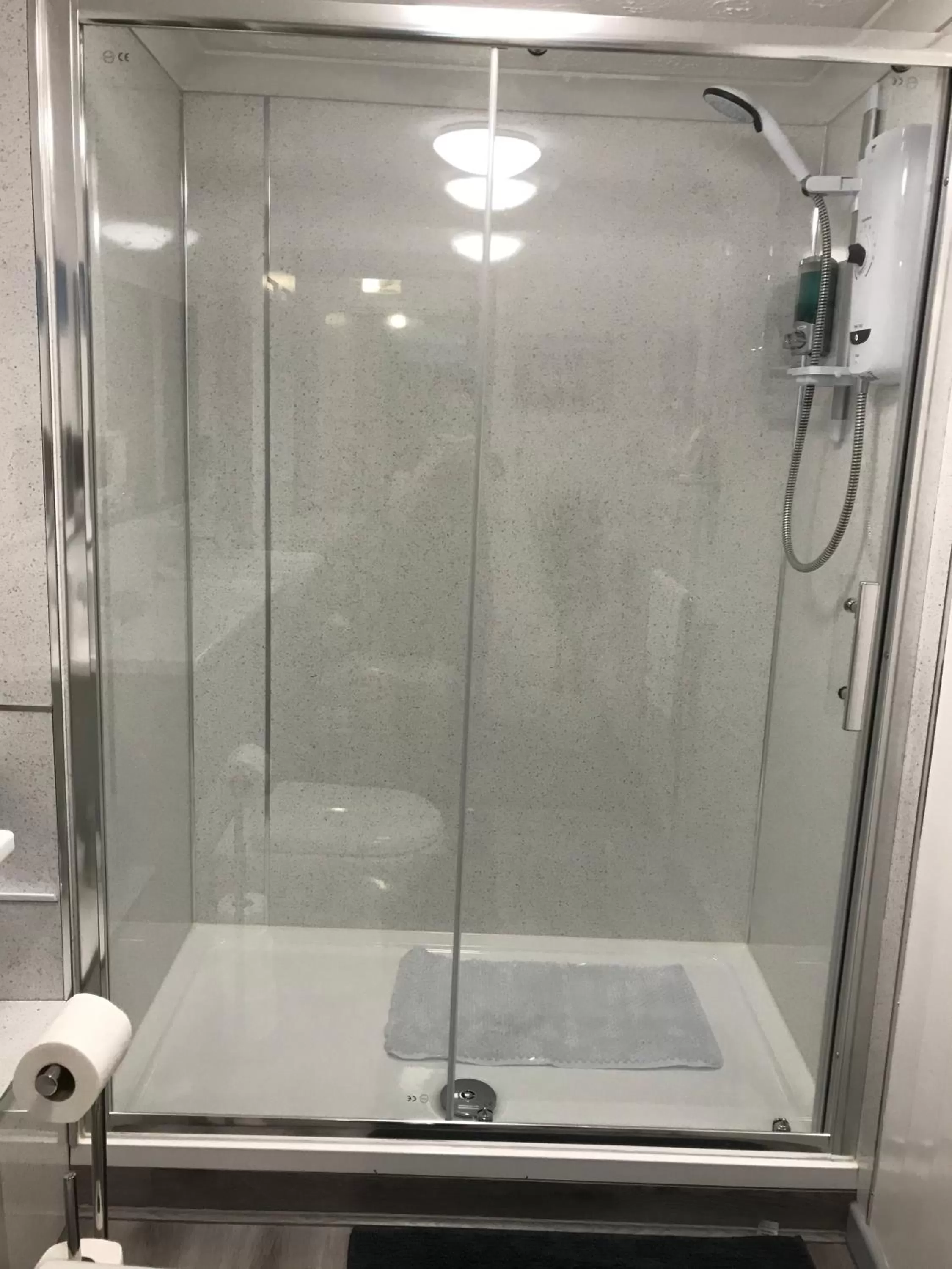 Shower in Luxury 3 bedded room with sea peeps and parking