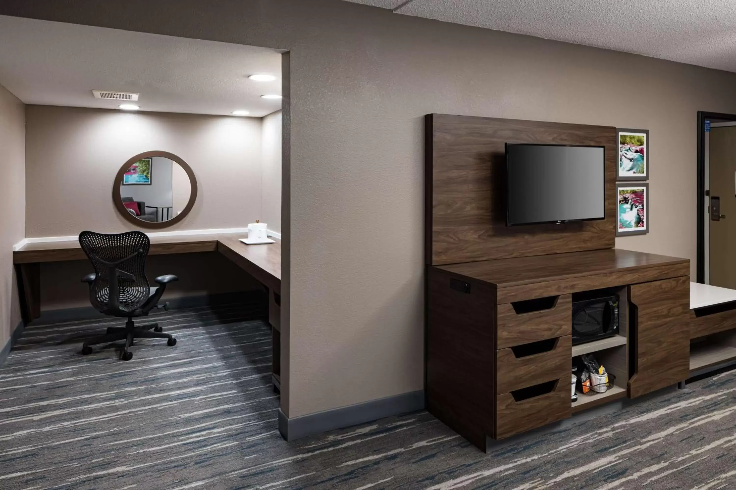 Bedroom, TV/Entertainment Center in Hampton Inn Bentonville-Rogers