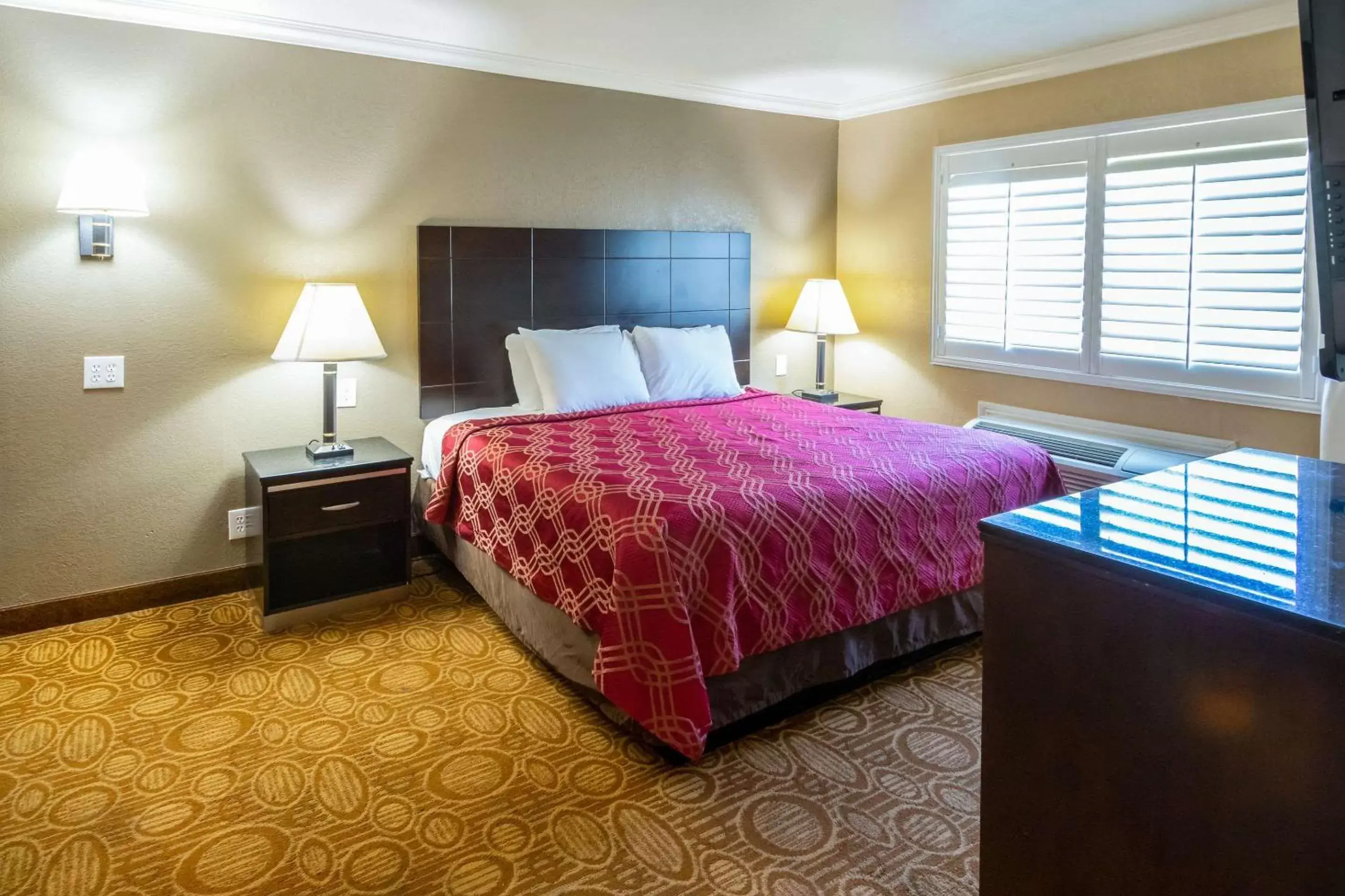 Photo of the whole room, Bed in Econo Lodge Inn & Suites Fallbrook Downtown