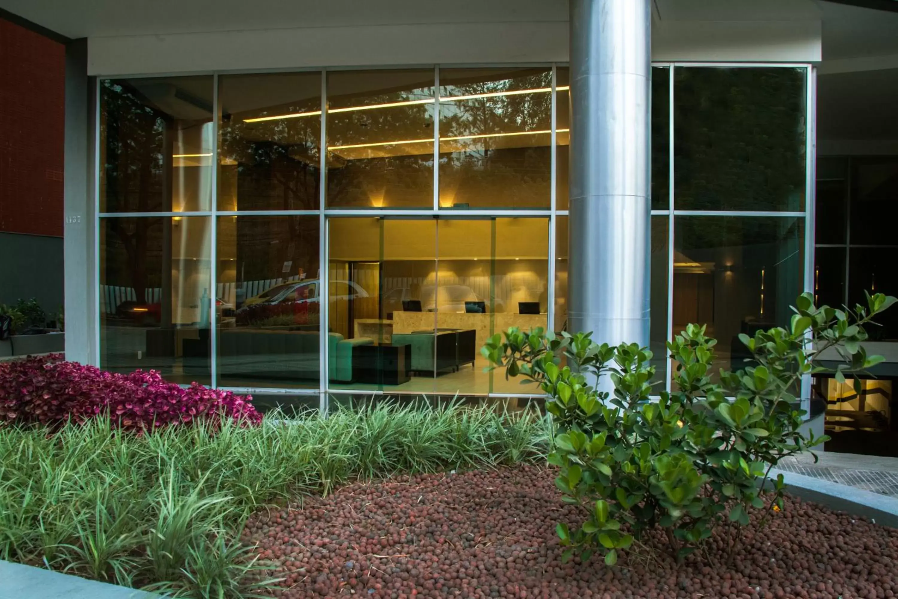 Facade/entrance in BH Raja Hotel Facade/entrance in BH Raja Hotel