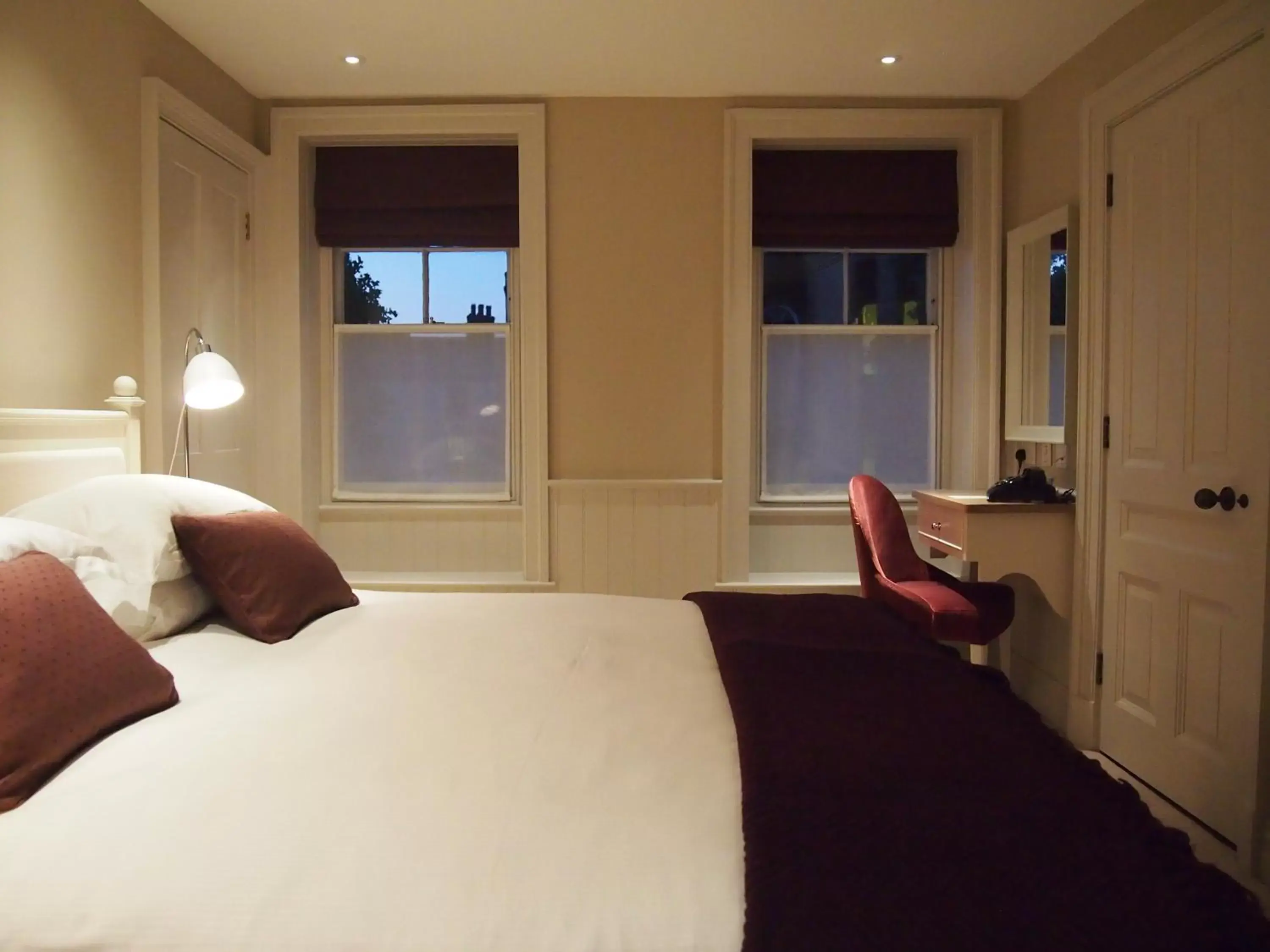 Photo of the whole room, Bed in Houndgate Townhouse