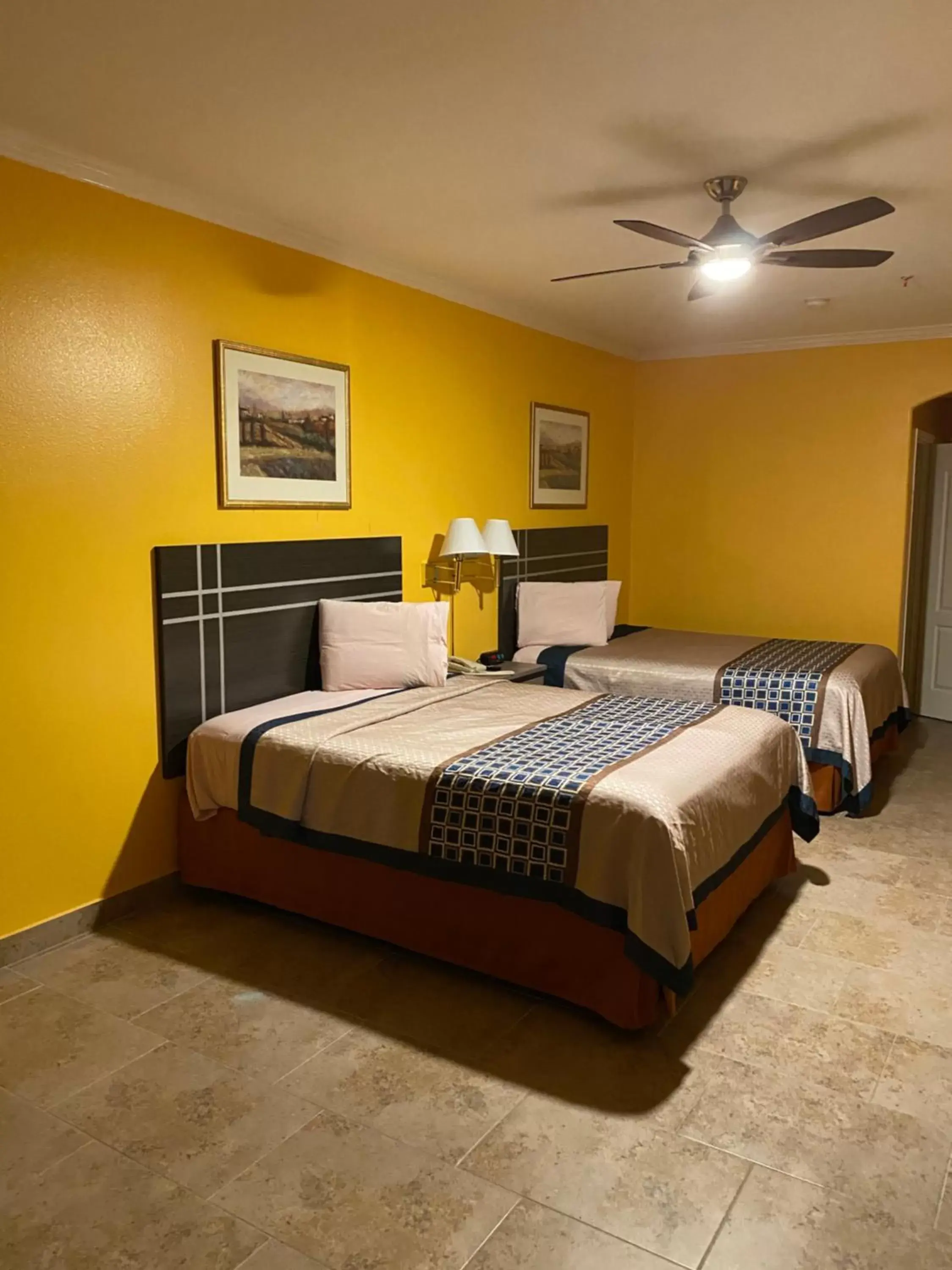 Bed in Los Fresnos Inn and Suites