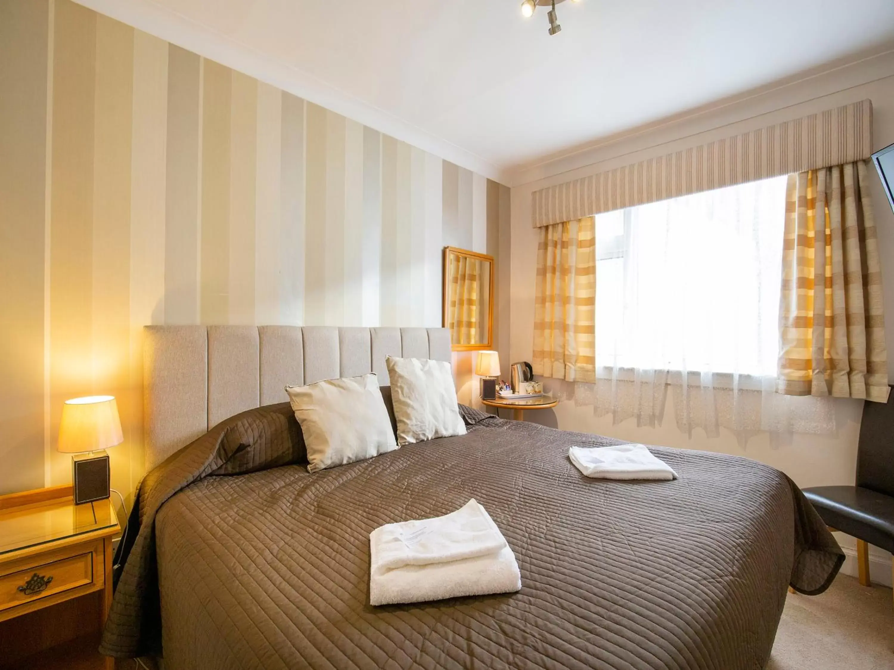 Bedroom, Bed in OYO Arden Guest House, Craigmillar Castle Edinburgh