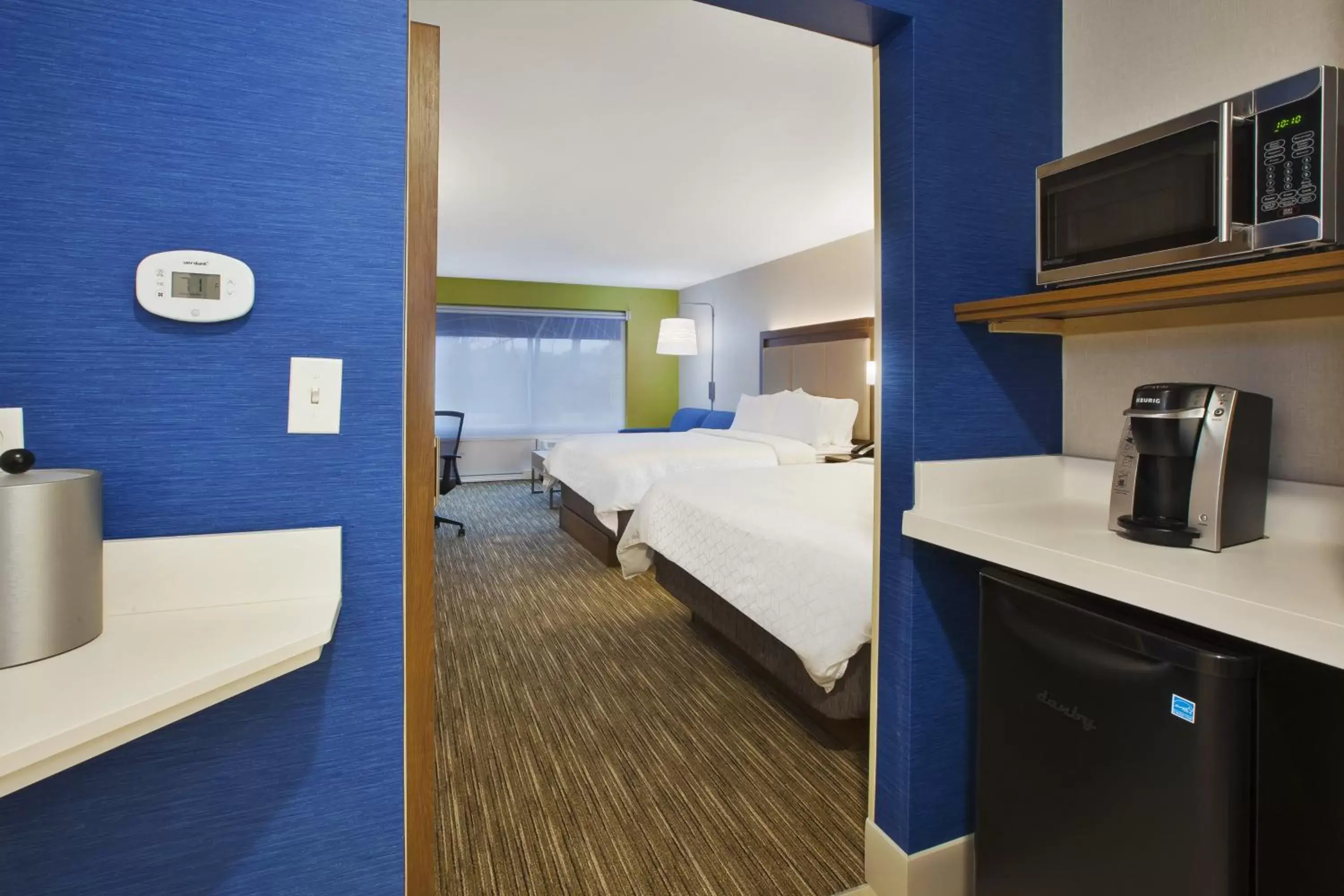 Photo of the whole room, Bed in Holiday Inn Express & Suites Grand Rapids Airport North, an IHG Hotel