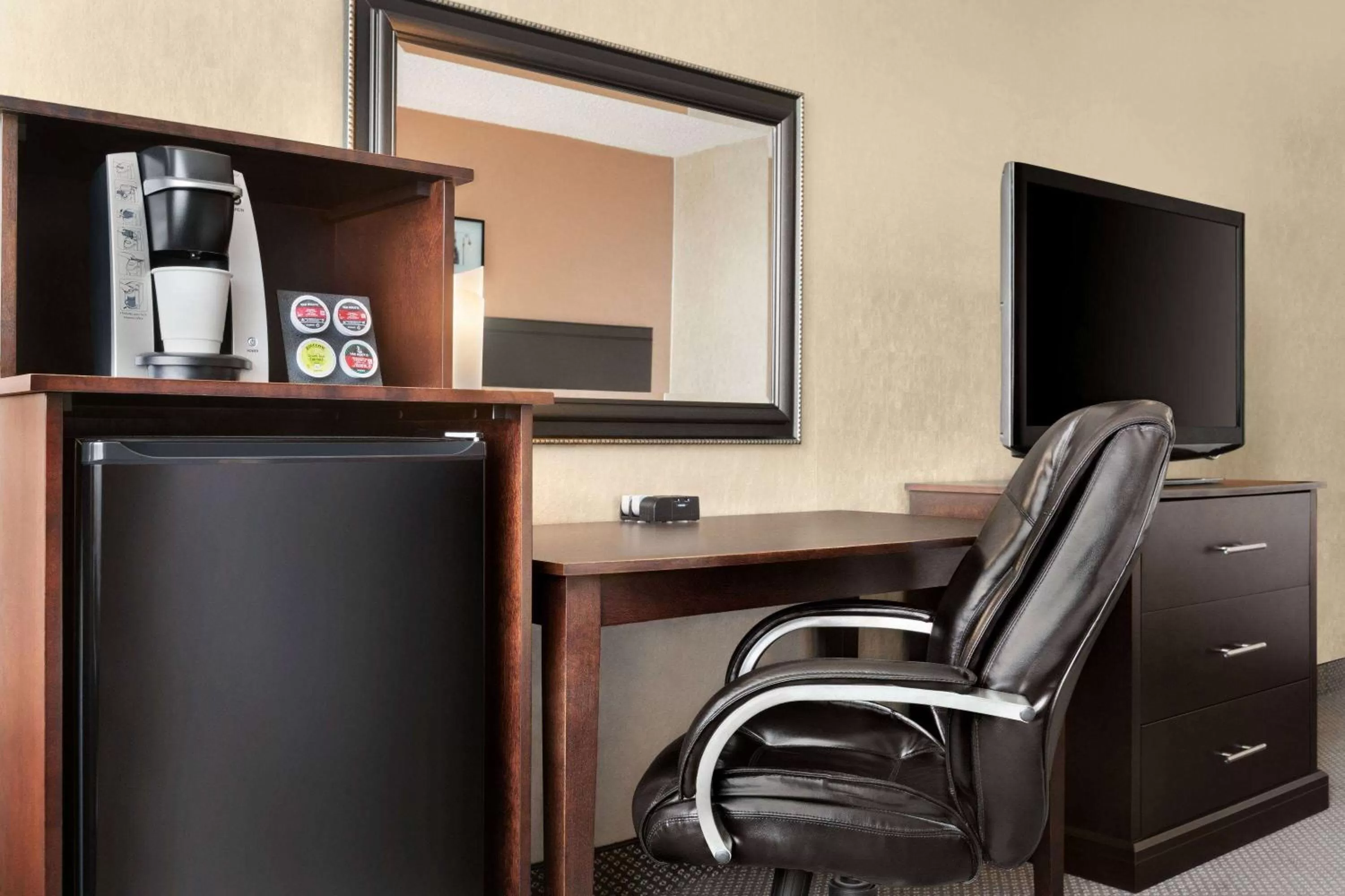 Photo of the whole room in Travelodge by Wyndham Quebec City Hotel & Convention Centre