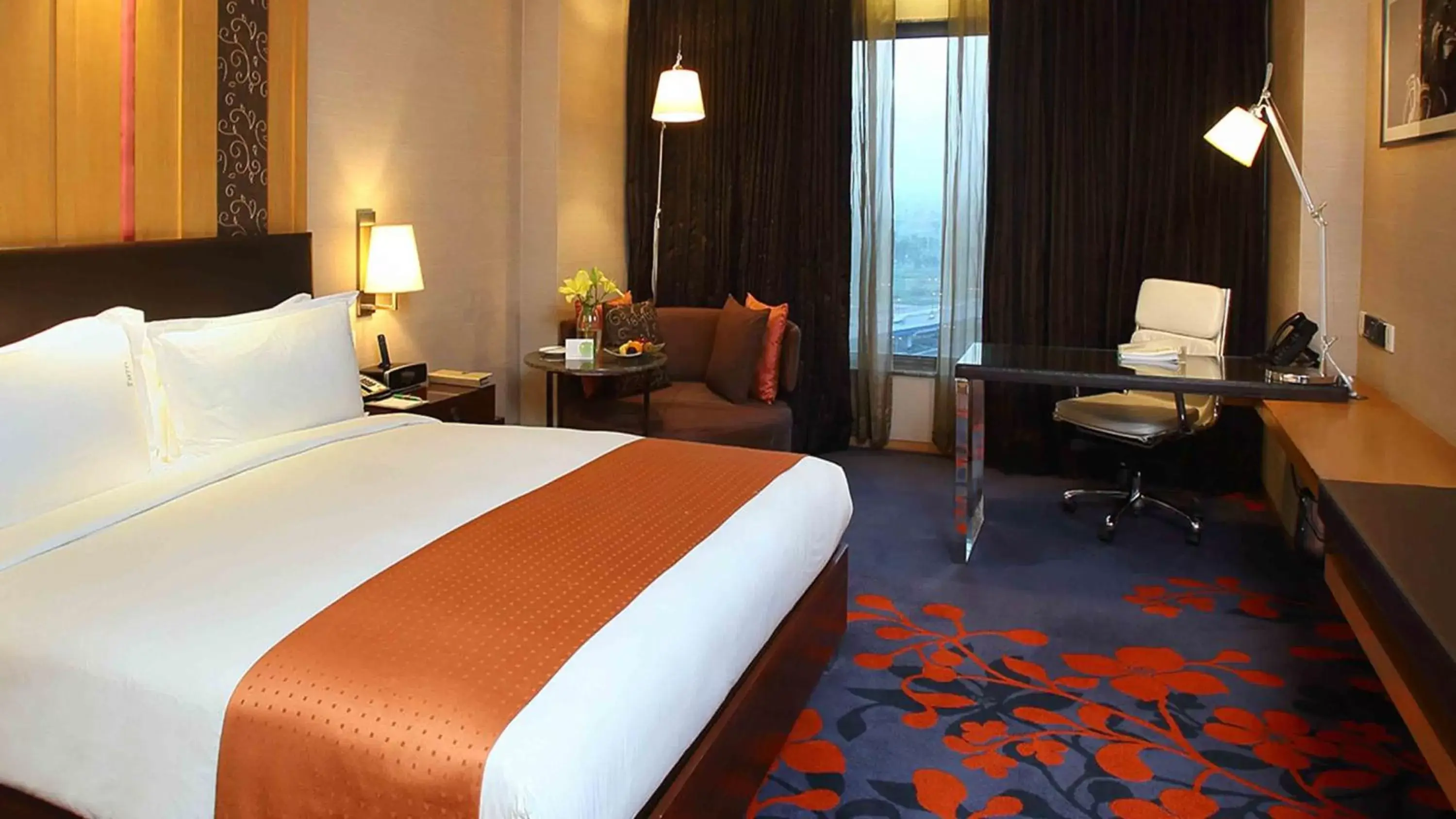 Photo of the whole room, Bed in Holiday Inn New Delhi Mayur Vihar Noida, an IHG Hotel
