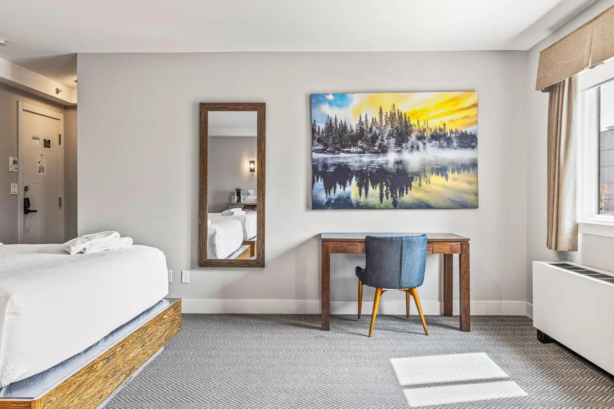 Living room, Bed in Basecamp Lodge Canmore