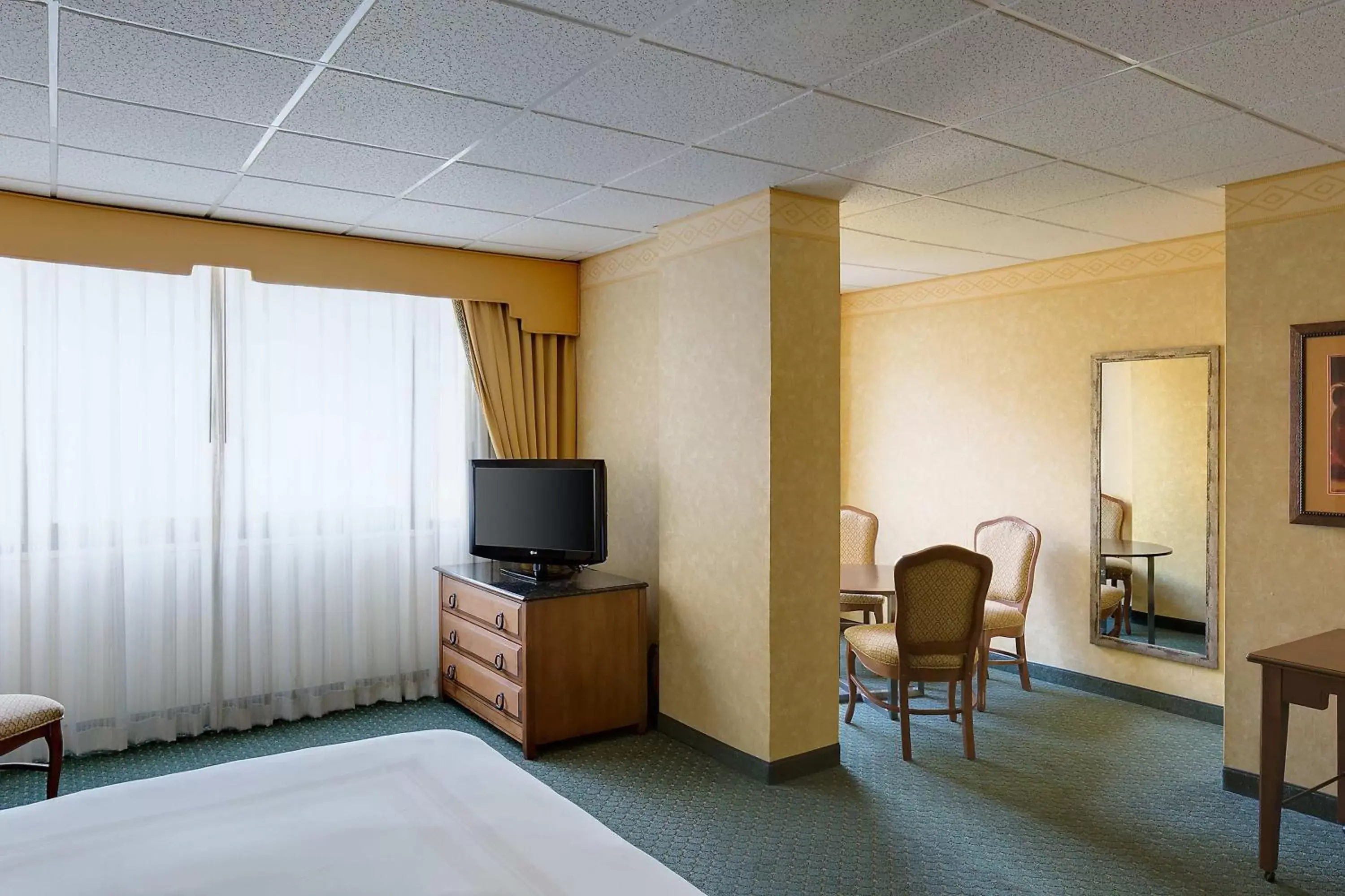 Bedroom, TV/Entertainment Center in Albuquerque Marriott Pyramid North