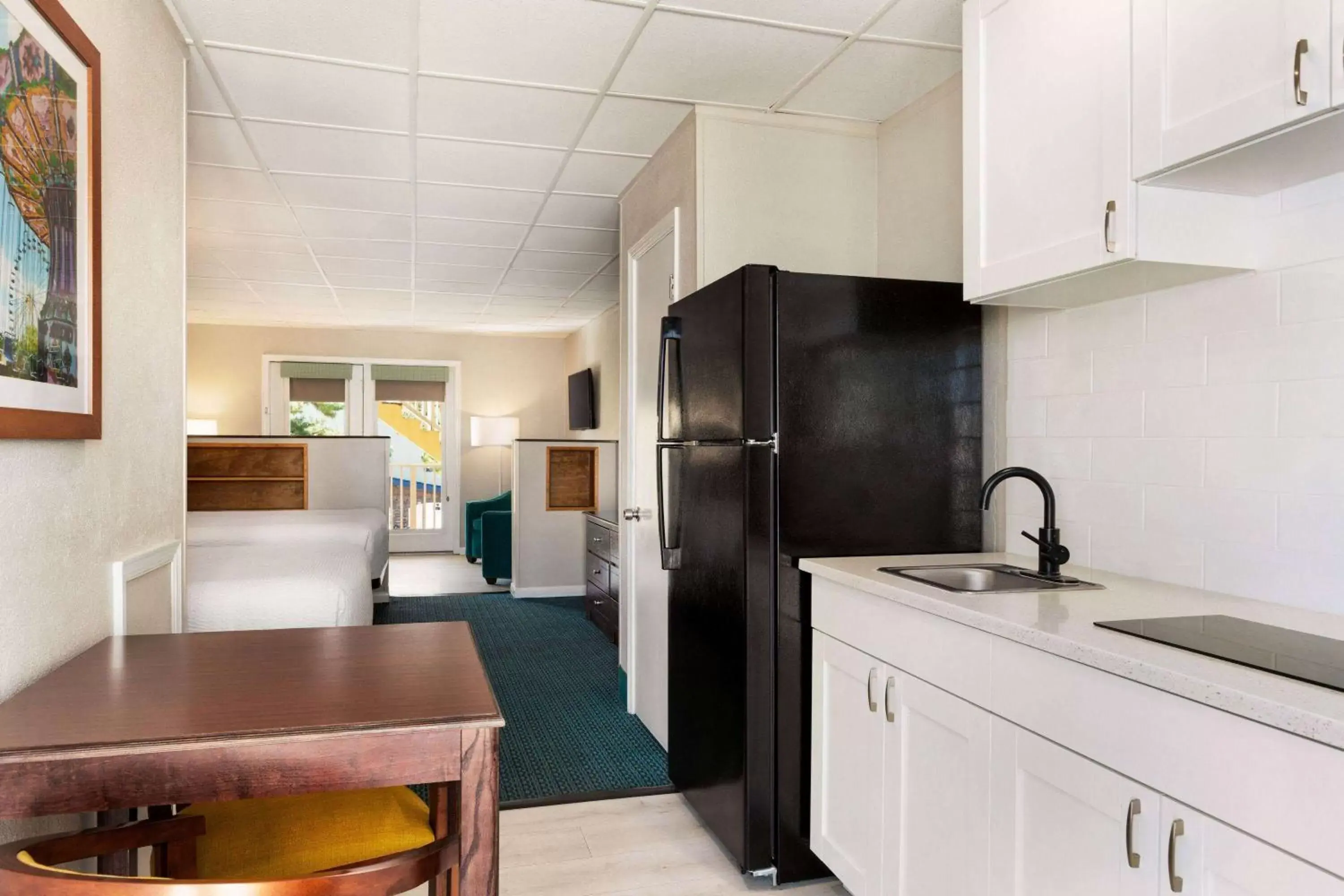 Photo of the whole room, Kitchen/Kitchenette in Days Inn by Wyndham Ocean City Oceanfront