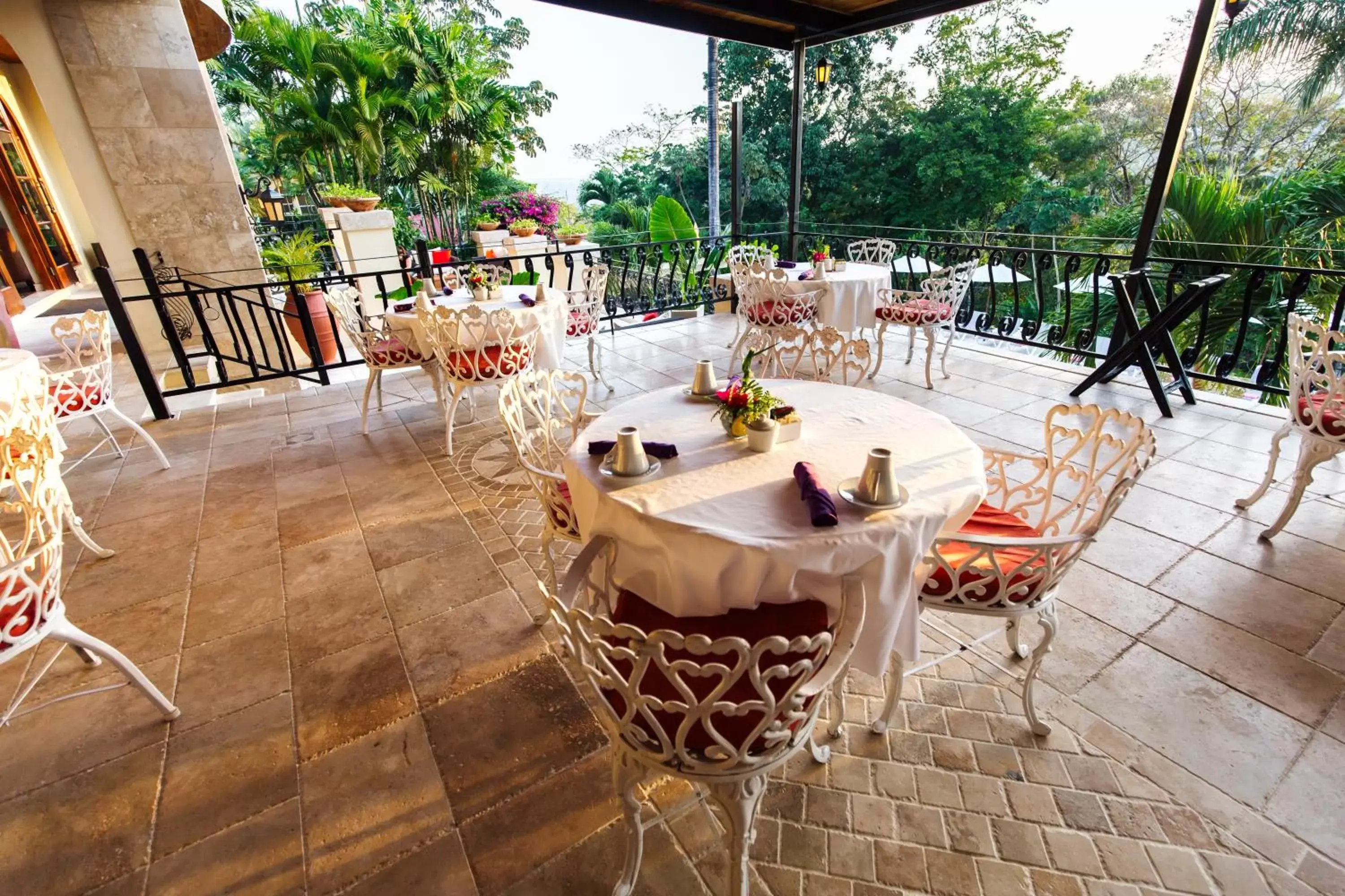 Restaurant/Places to Eat in San Ignacio Resort Hotel