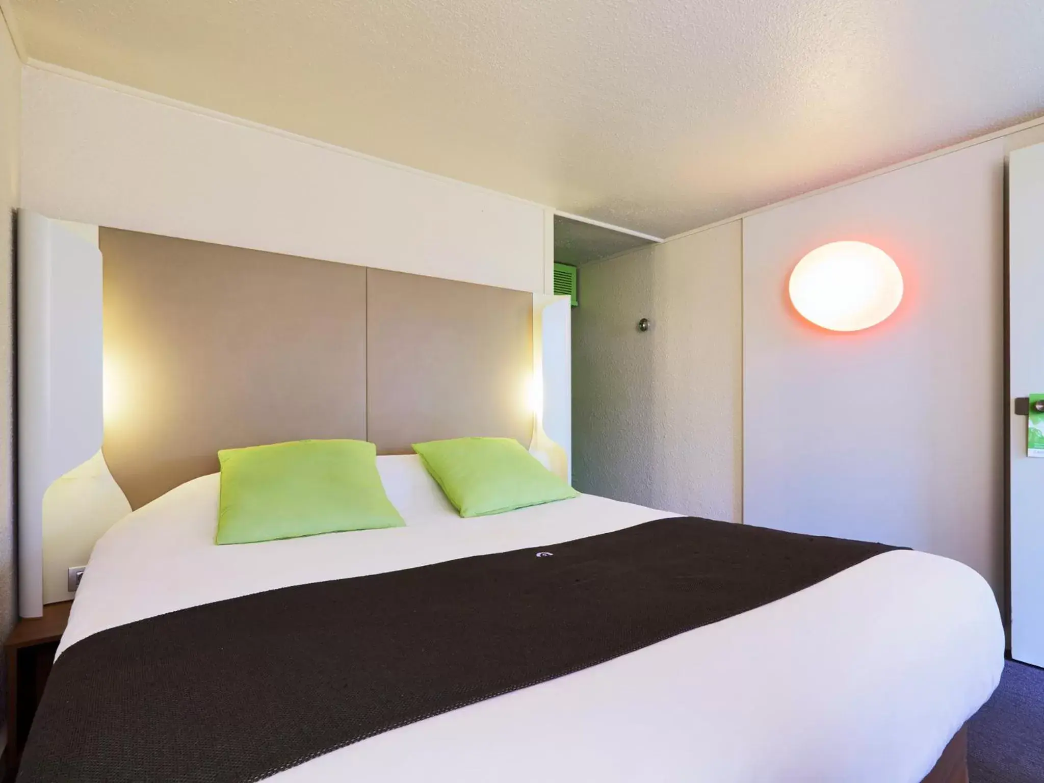 Bedroom, Bed in Campanile Caen Est - Mondeville