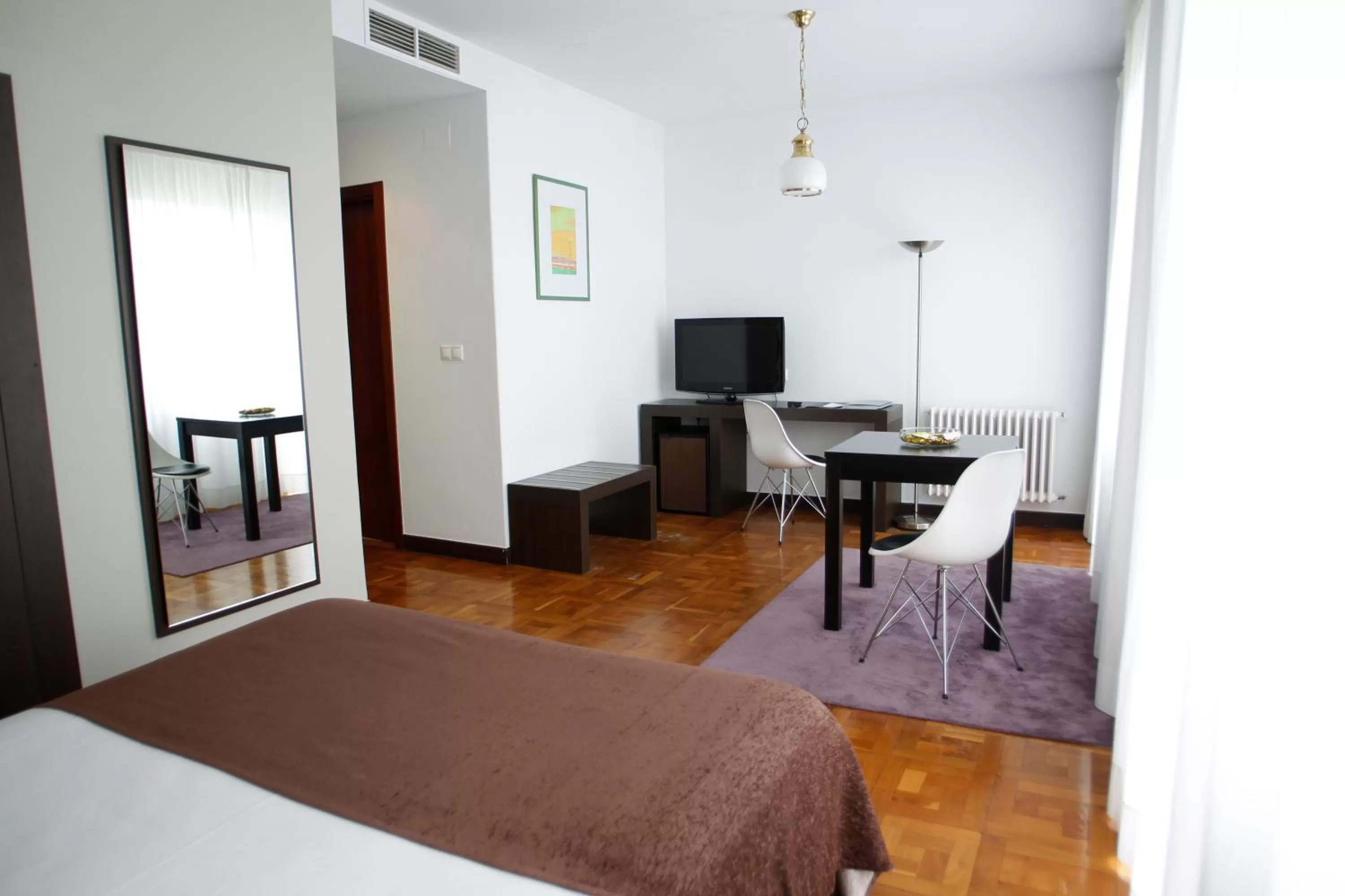 Photo of the whole room, Bed in Hotel Mendez Nuñez