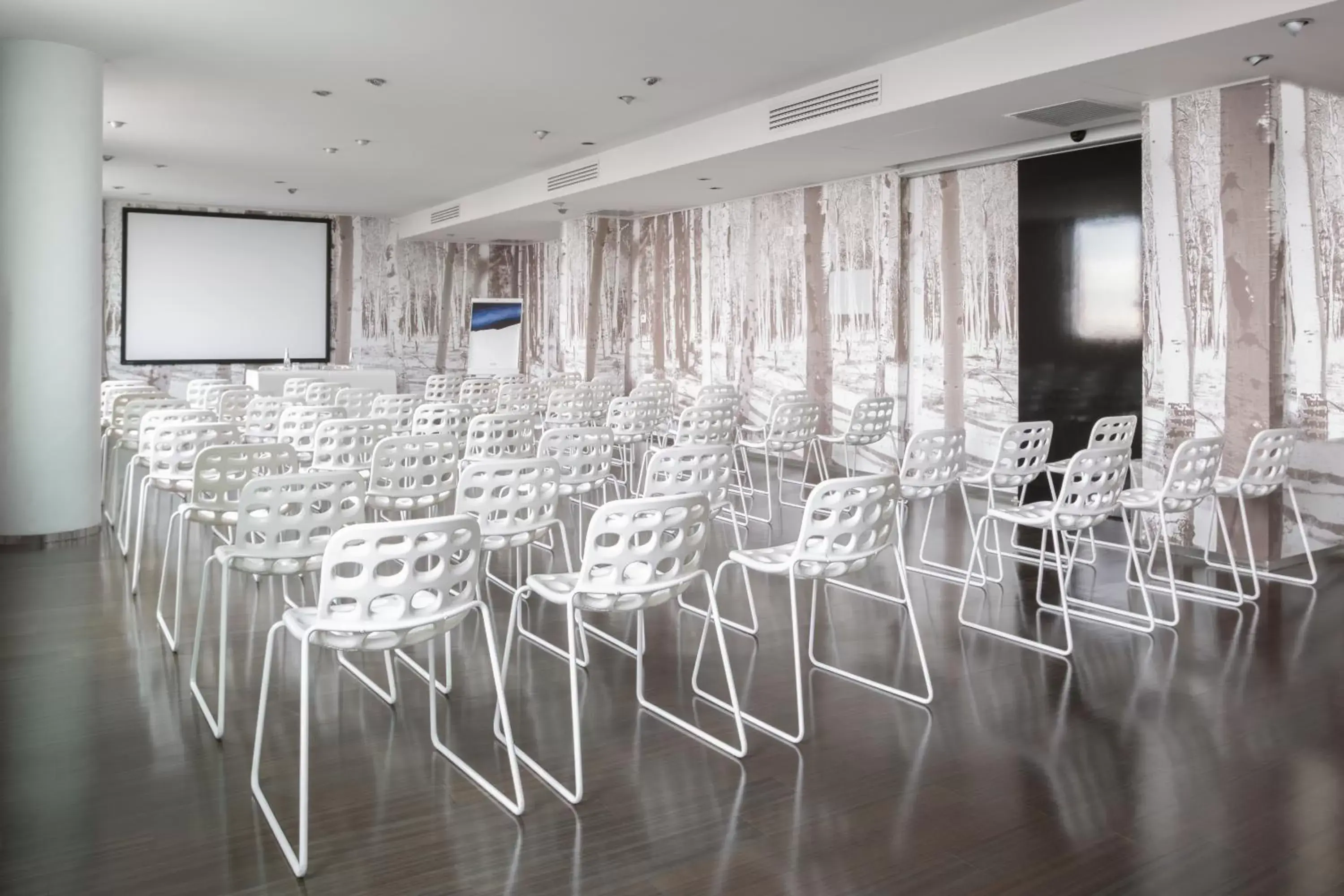 Meeting/conference room, Bathroom in voco Milan-Fiere, an IHG Hotel