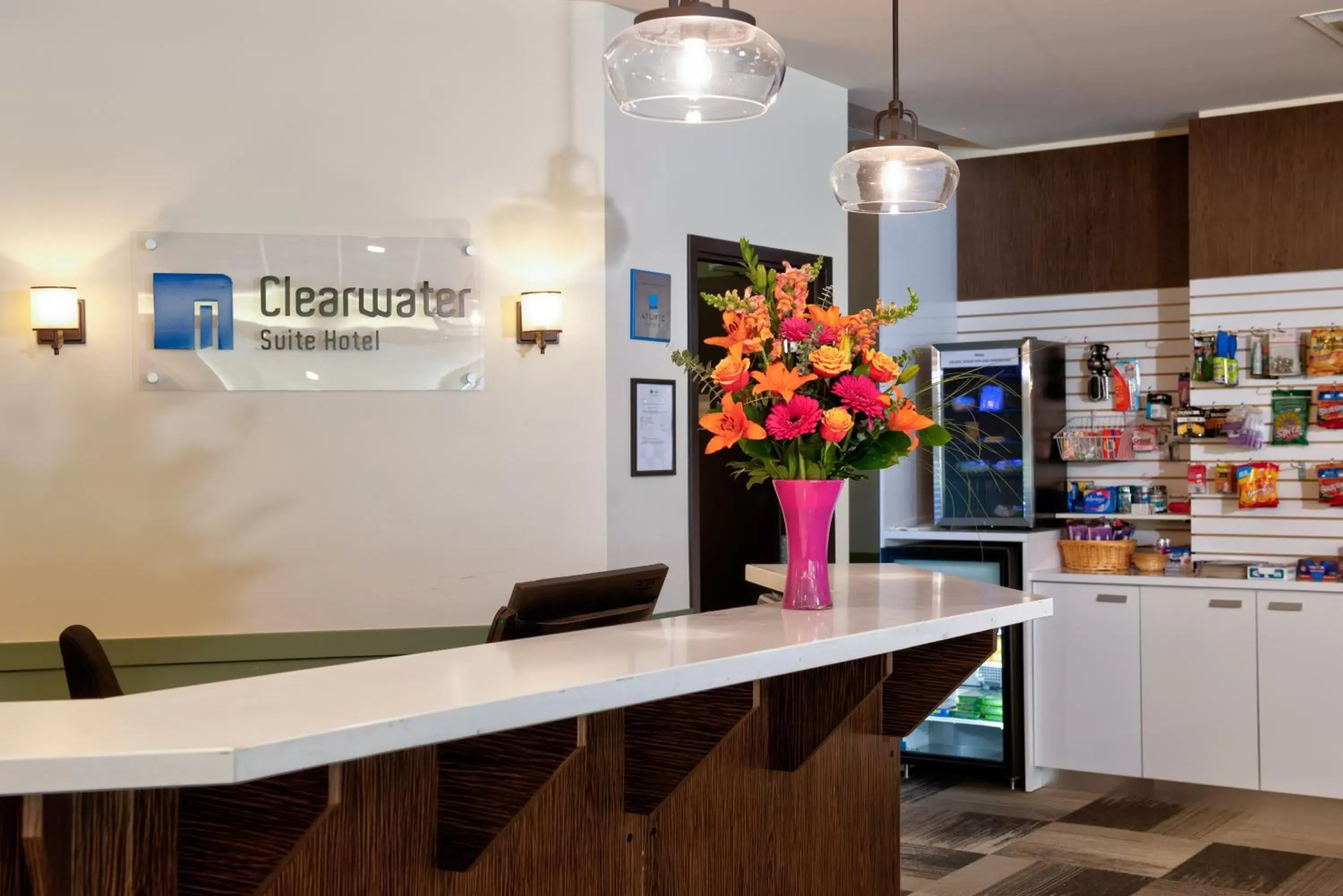 Lobby or reception, Kitchen/Kitchenette in Clearwater Suite Hotel