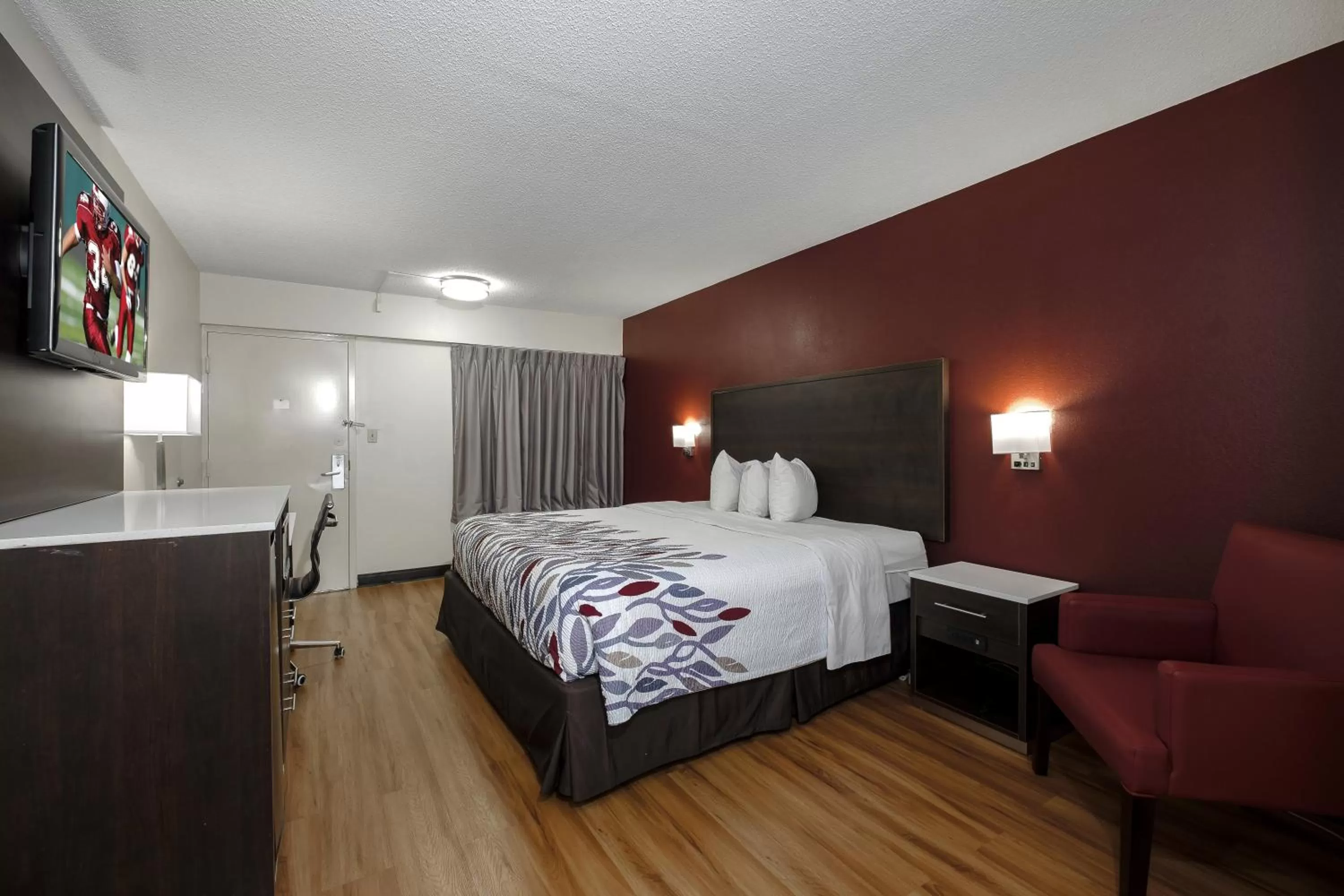 Photo of the whole room, Bed in Red Roof Inn Gadsden