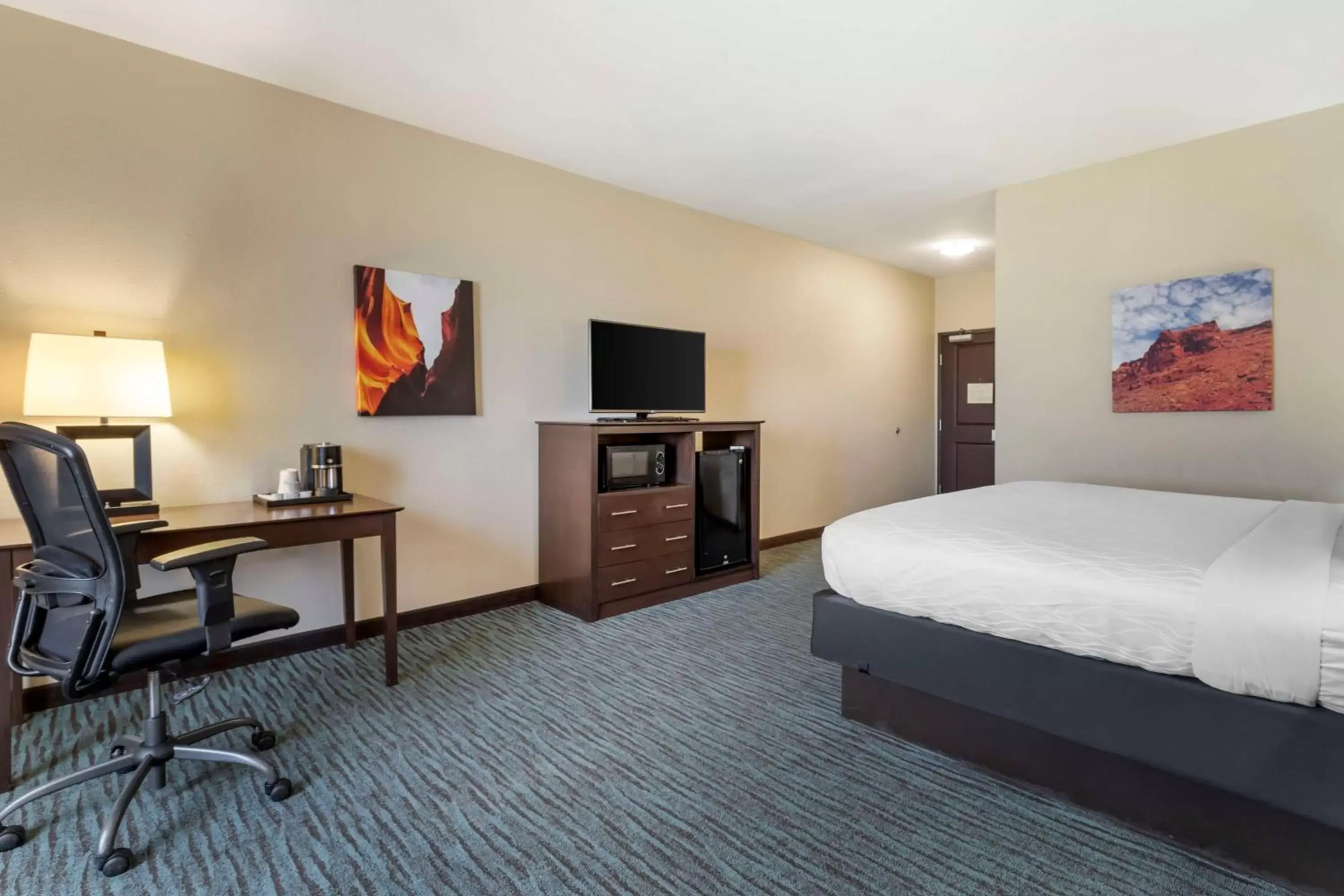 Bedroom in Best Western Plus Longhorn Inn & Suites