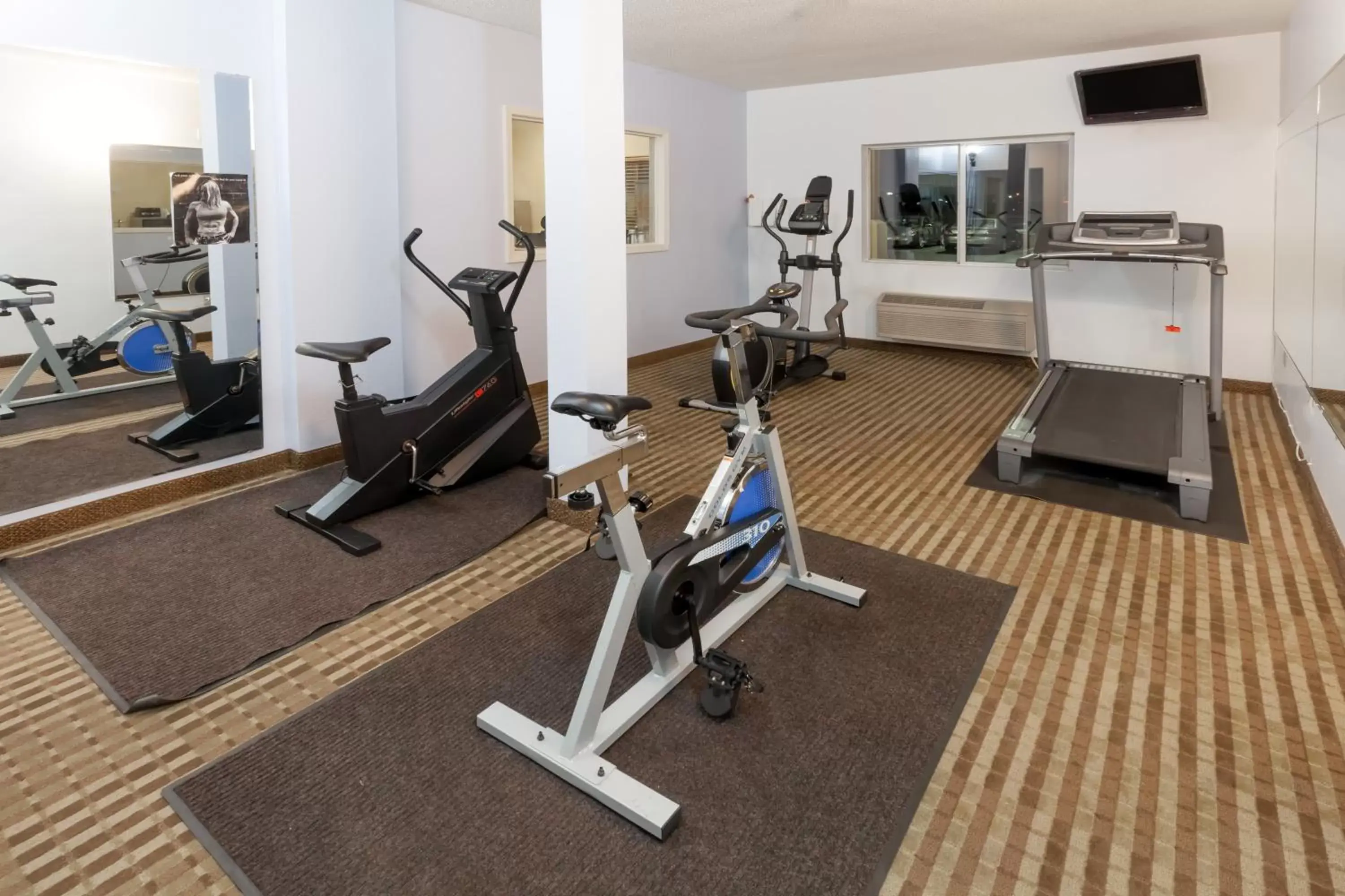 Fitness centre/facilities in Super 8 by Wyndham Huntington Fitness centre/facilities in Super 8 by Wyndham Huntington
