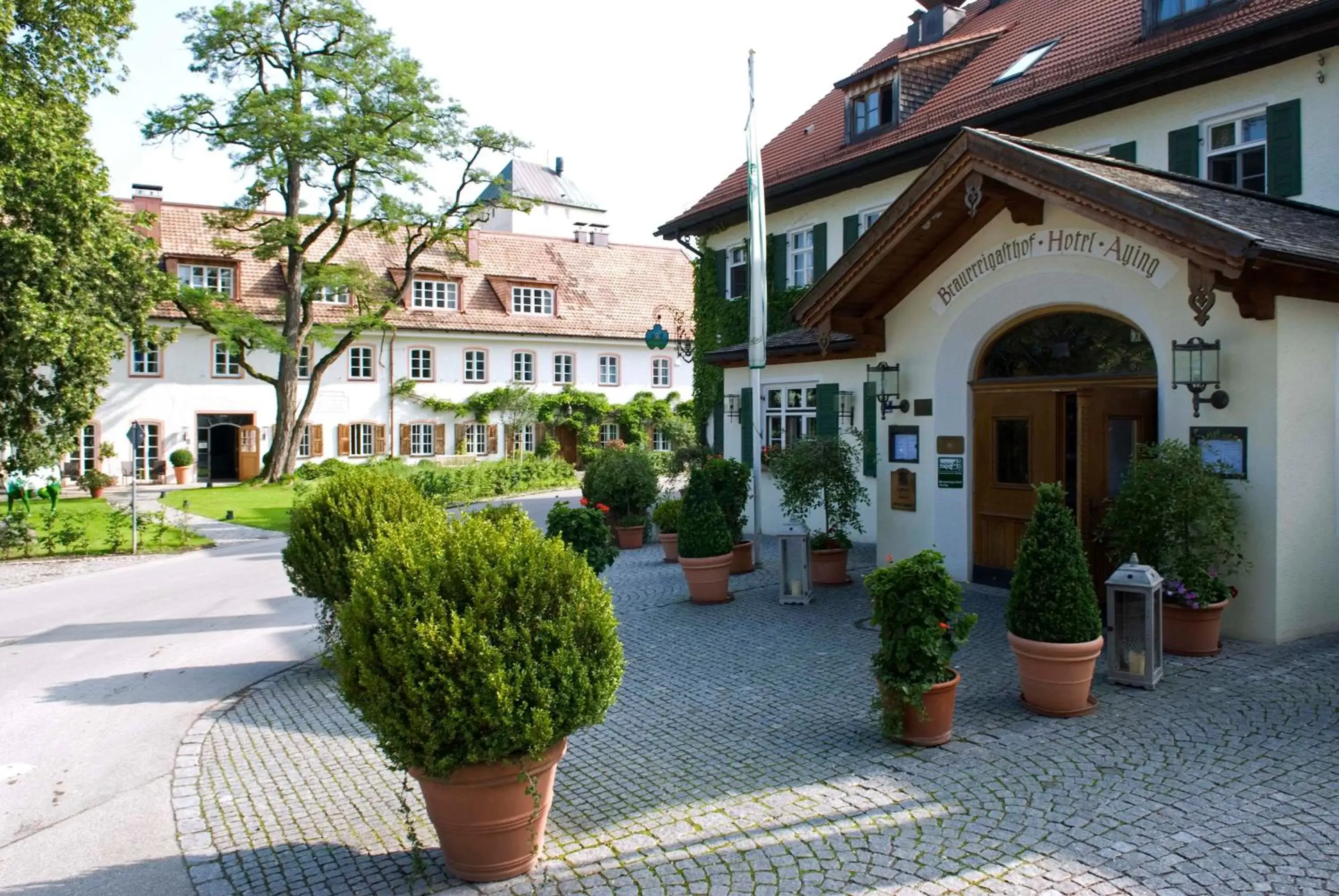 Facade/entrance, Property Building in Brauereigasthof-Hotel Aying