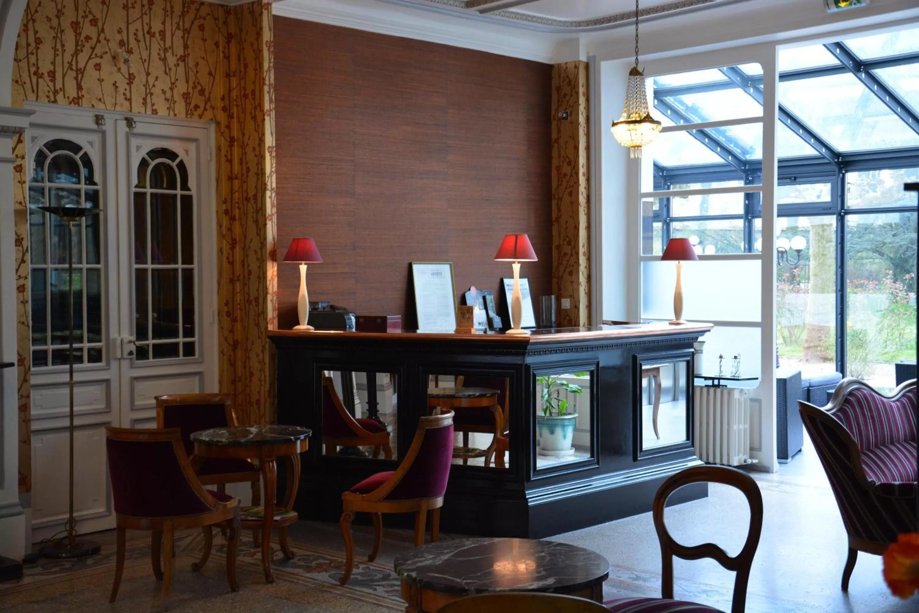 Patio in The Originals Boutique, Hôtel Terminus, Bourg-en-Bresse Gare