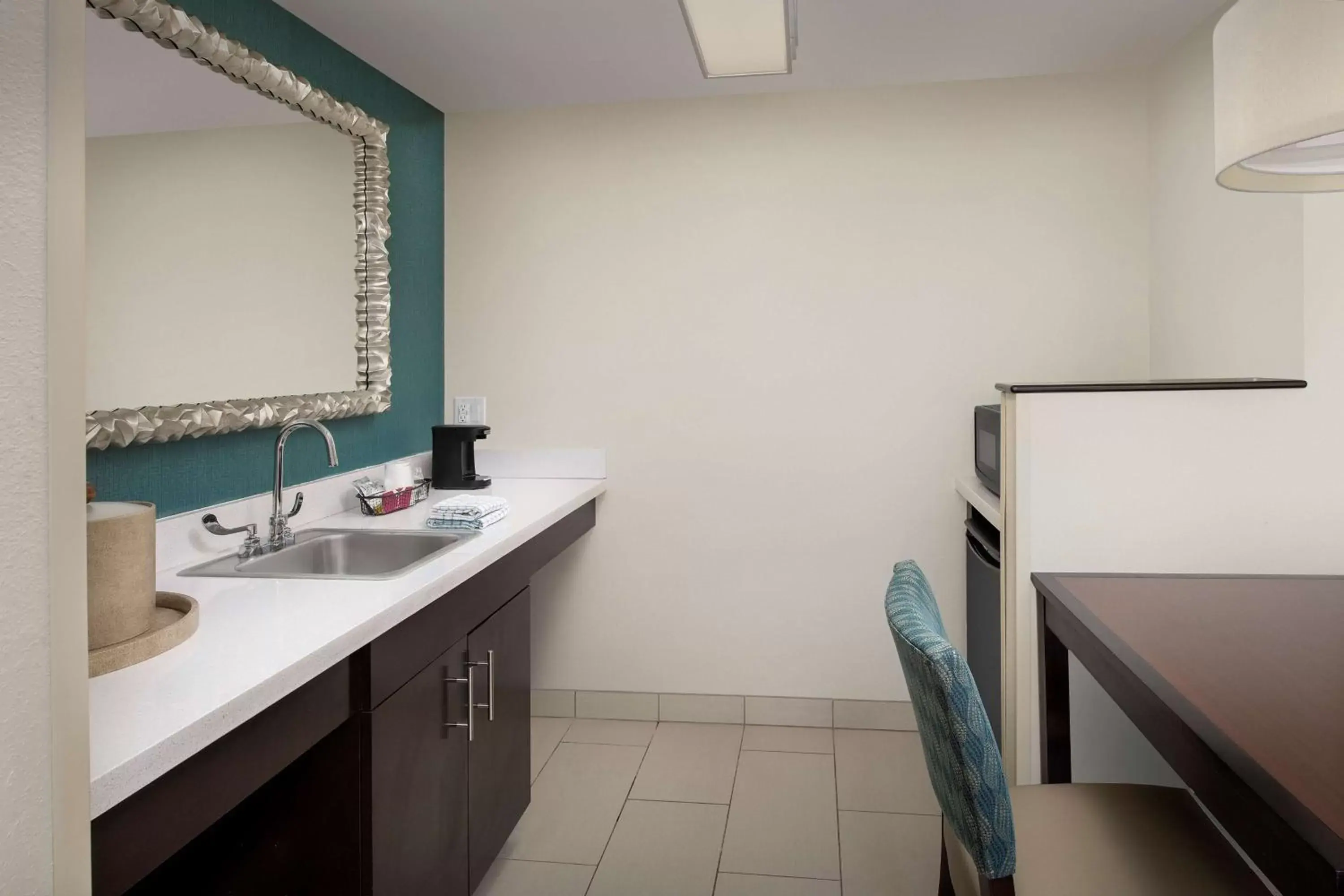 Photo of the whole room, Bathroom in Hampton Inn & Suites Alpharetta-Windward