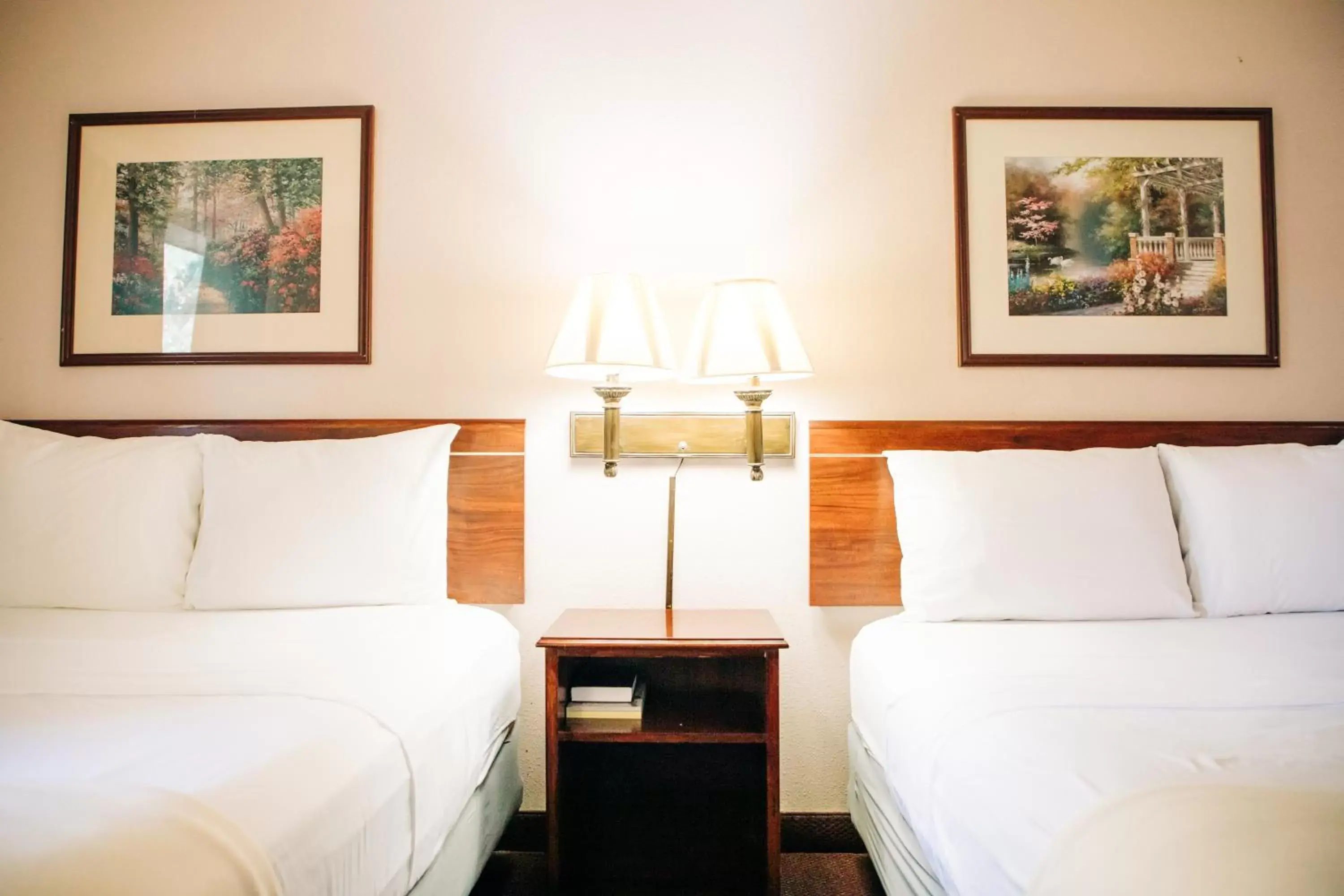 Bed, Seating Area in Quincy INN and Suites