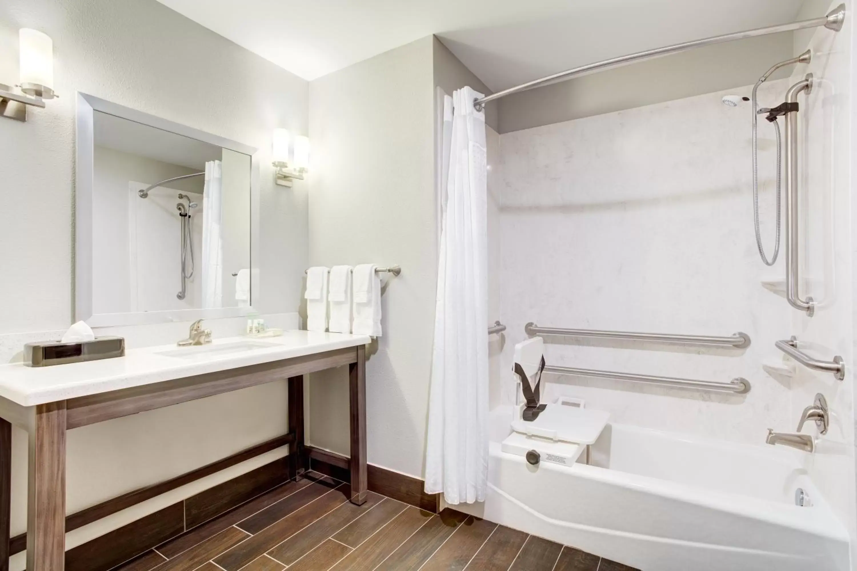 Bedroom, Bathroom in Holiday Inn Lafayette North, an IHG Hotel