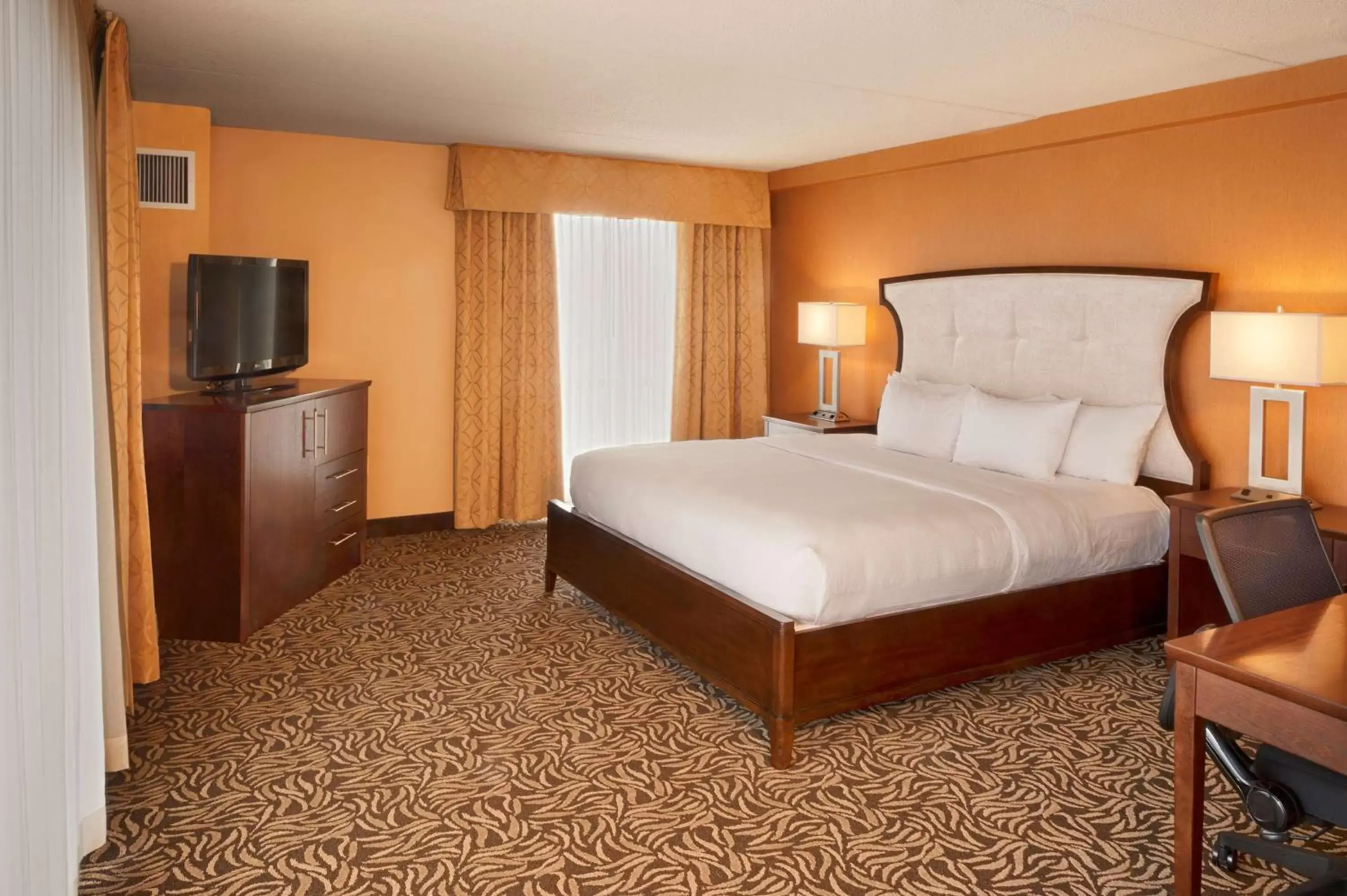 Bedroom, Bed in DoubleTree by Hilton Bay City - Riverfront