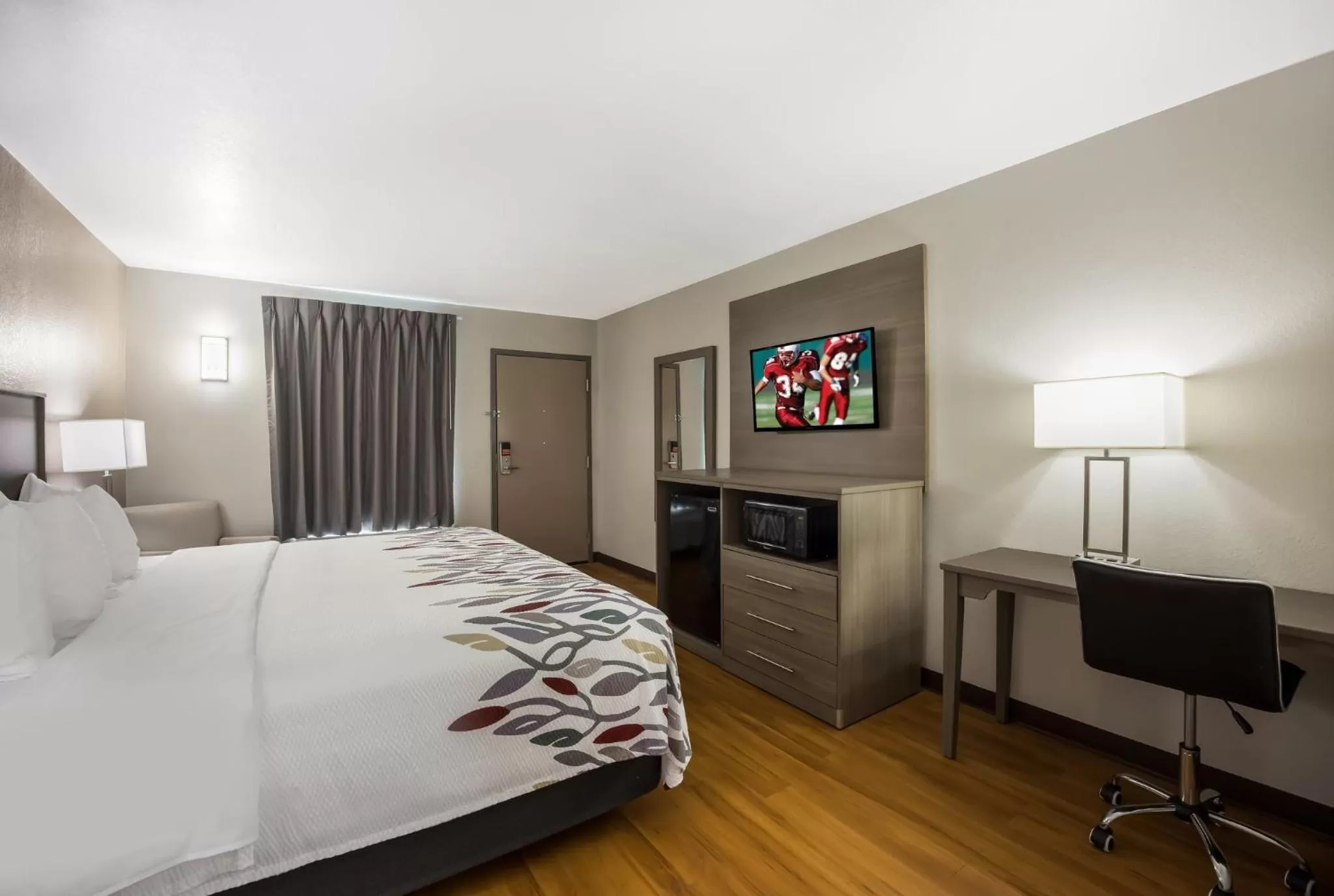 Photo of the whole room, Bed in Red Roof Inn & Suites Thomasville