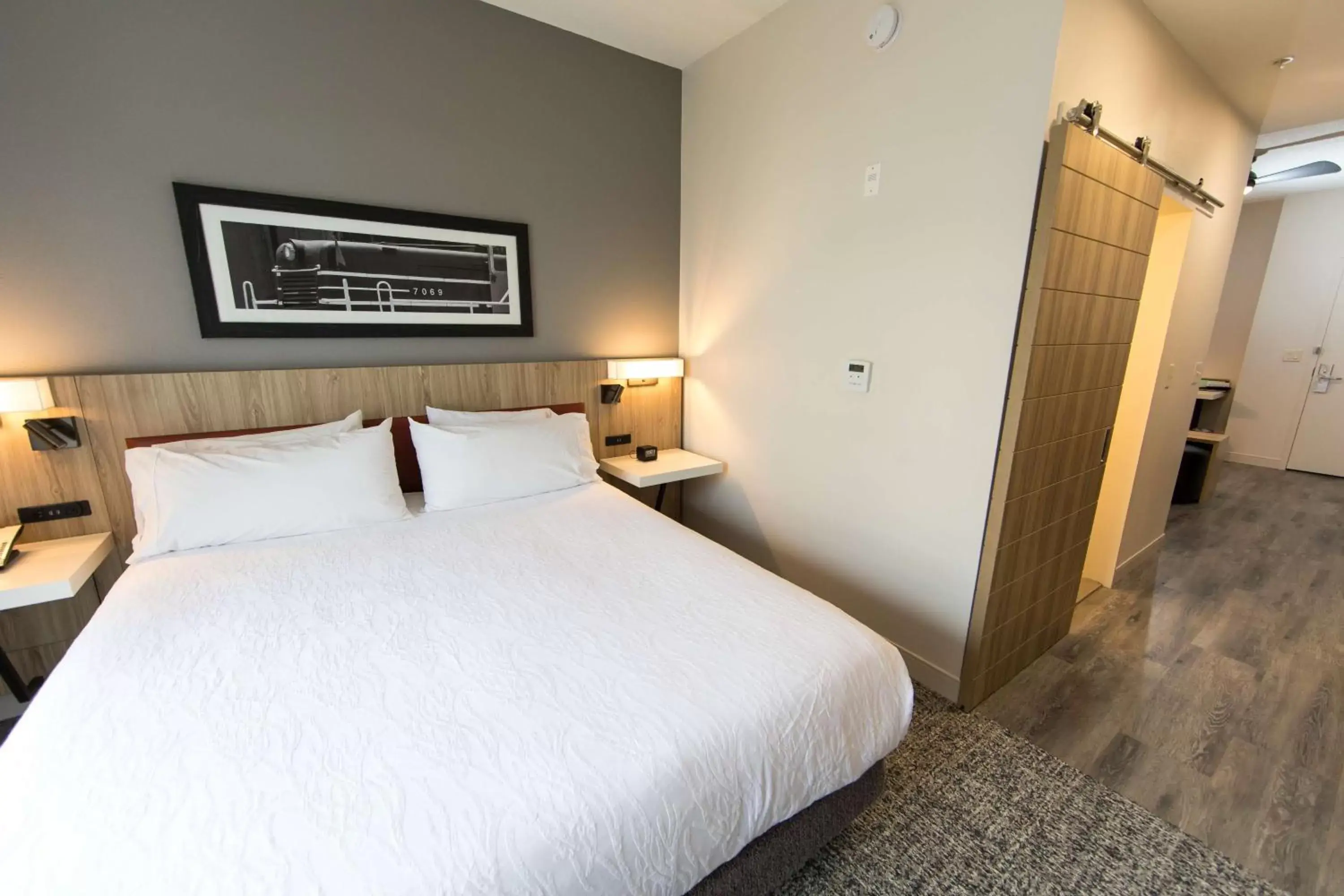 Photo of the whole room, Bed in Hilton Garden Inn Savannah Historic District