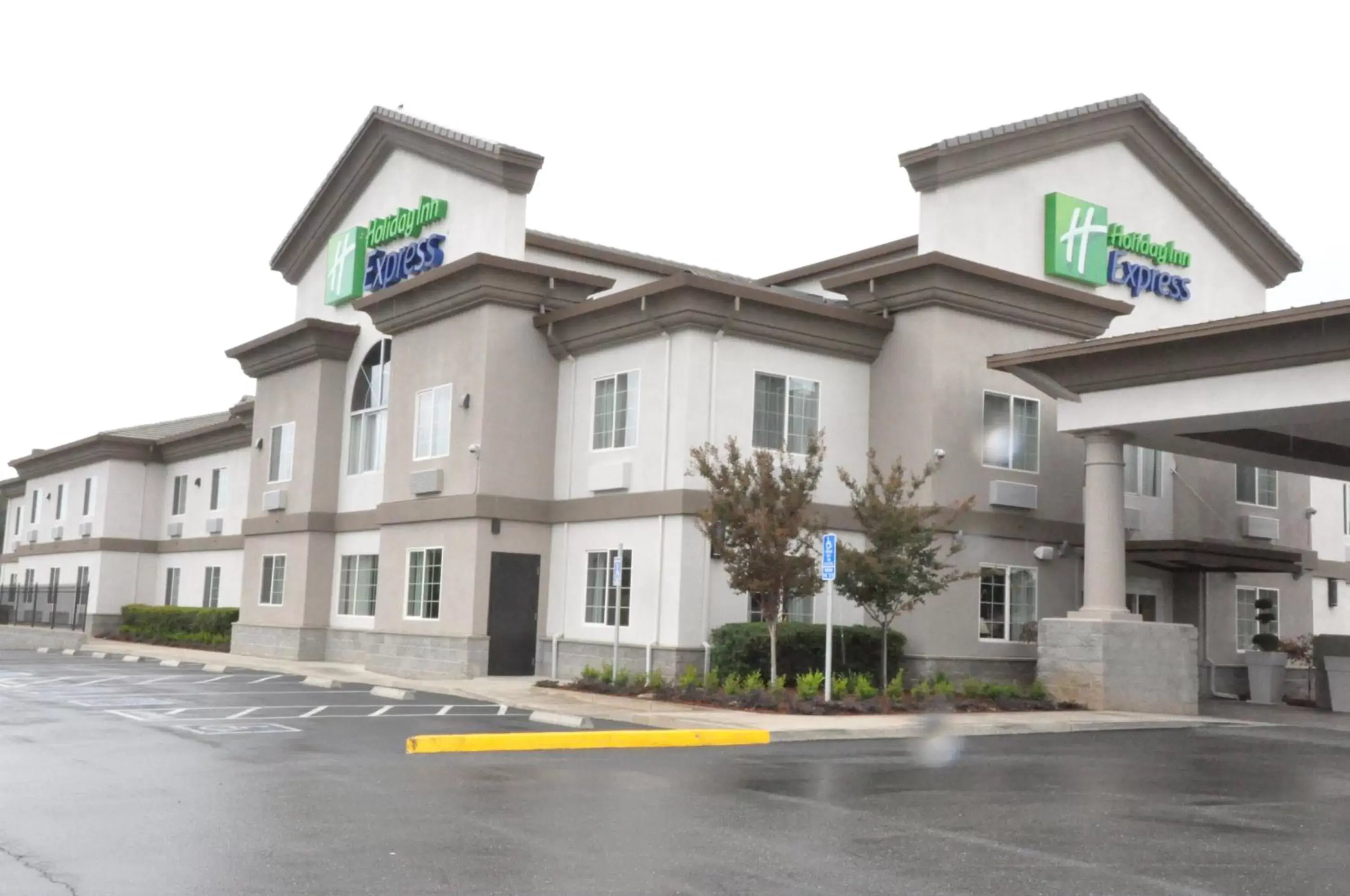 Property Building in Holiday Inn Express & Suites Jackson, an IHG Hotel