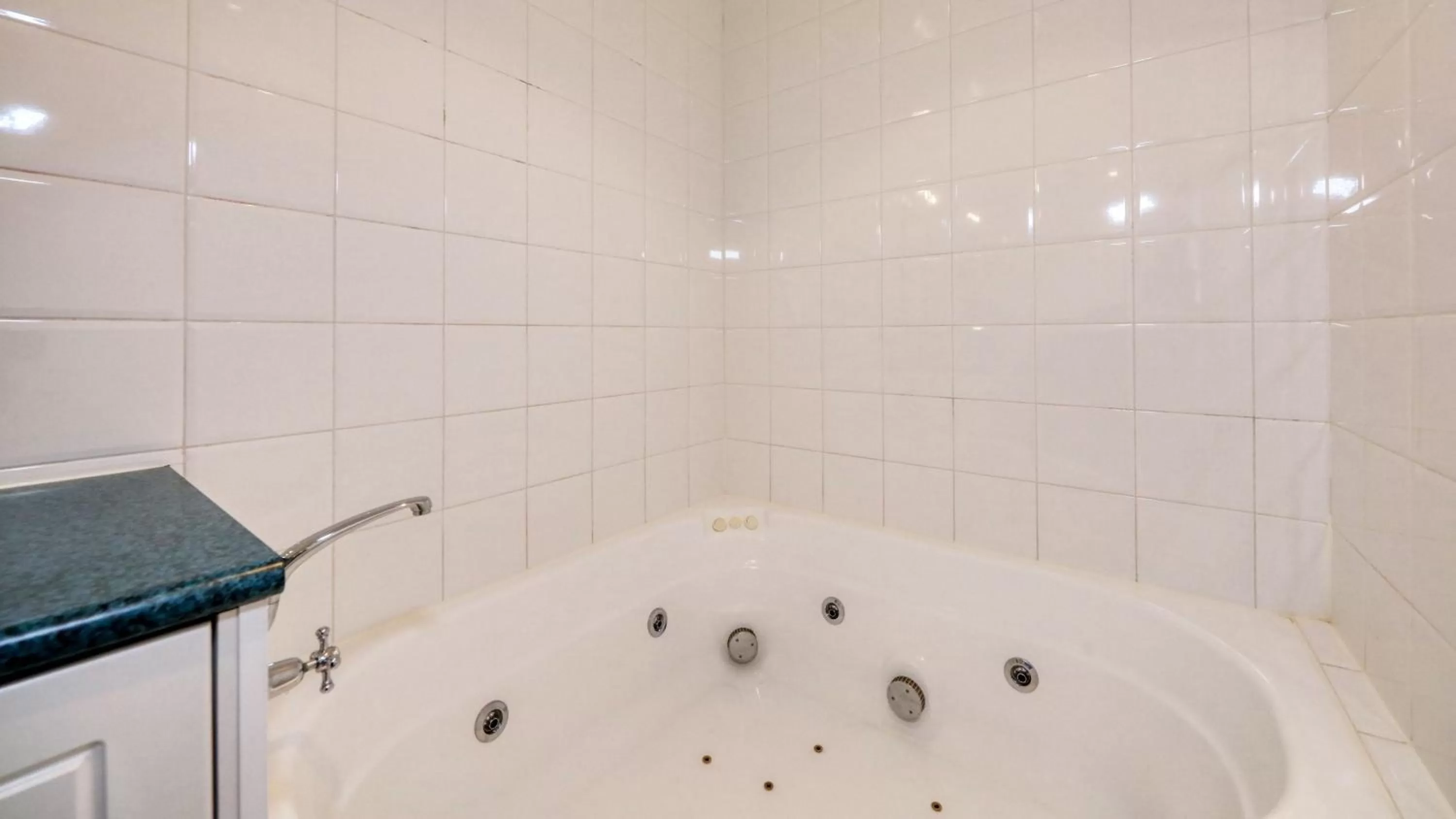 Spa and wellness centre/facilities in Hilltop Motel