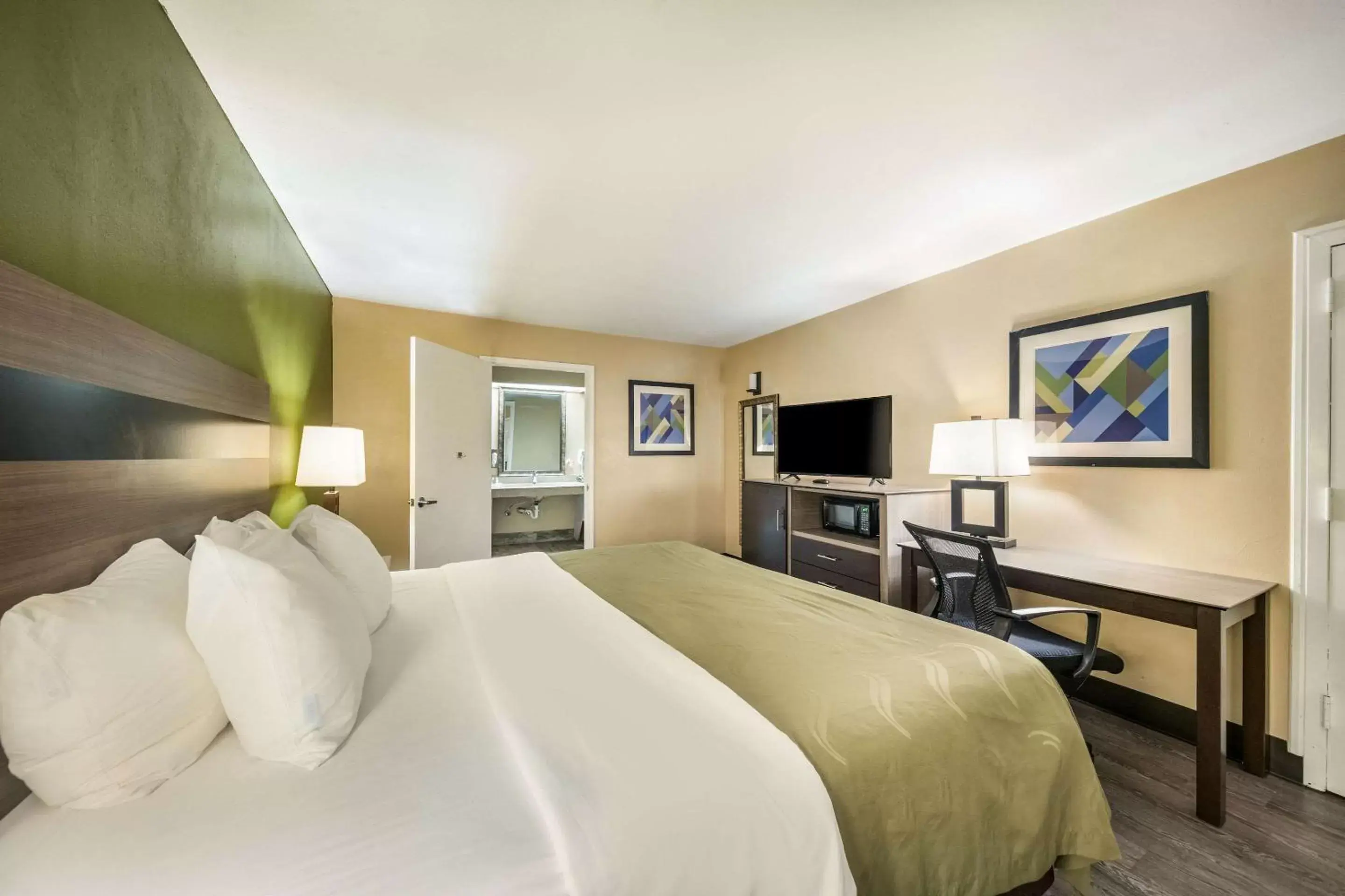 Photo of the whole room, Bed in Quality Inn & Suites - Garland