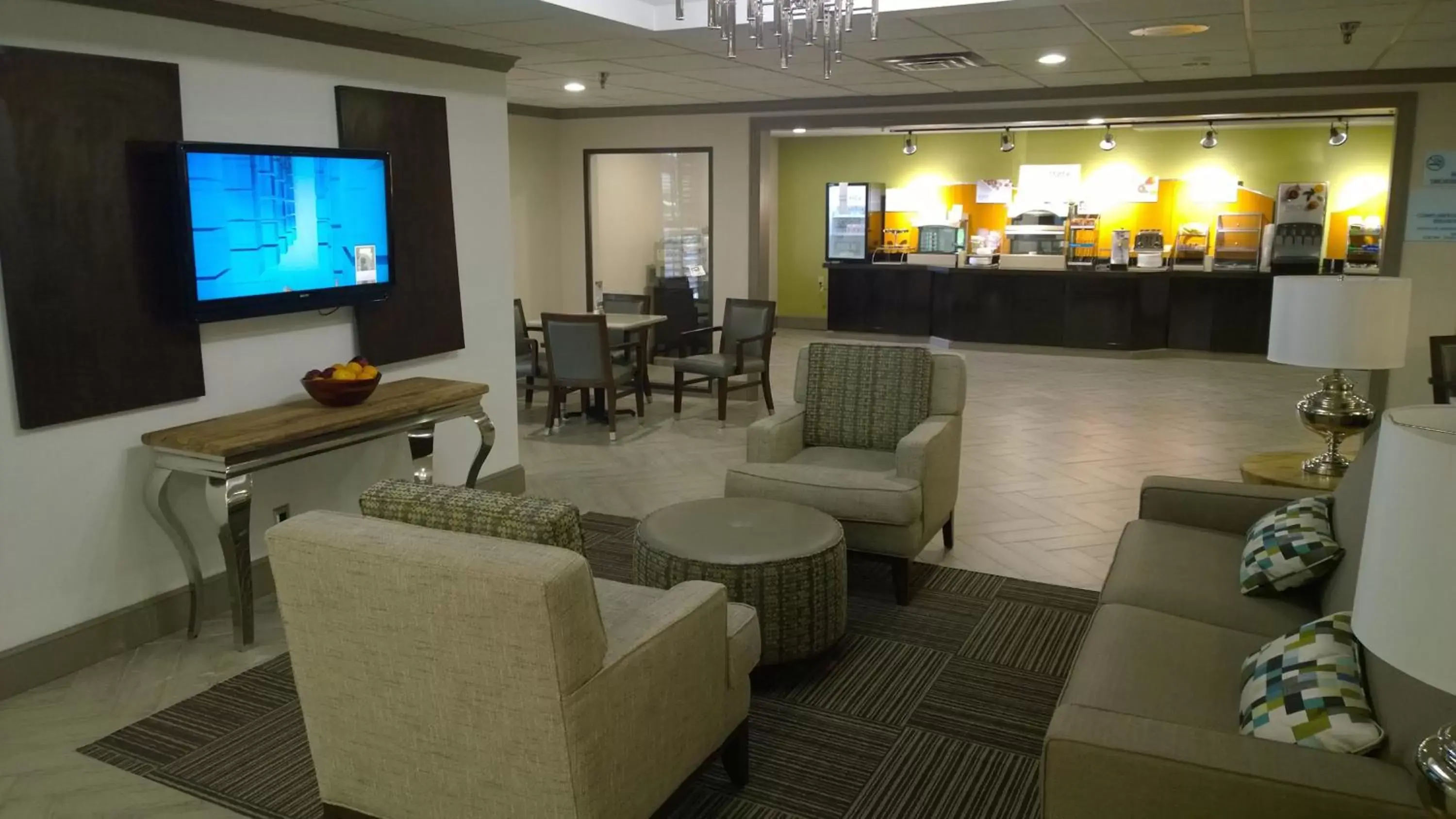 Lobby or reception, Lounge/Bar in Holiday Inn Express & Suites Fayetteville University of Arkansas Area, an IHG Hotel