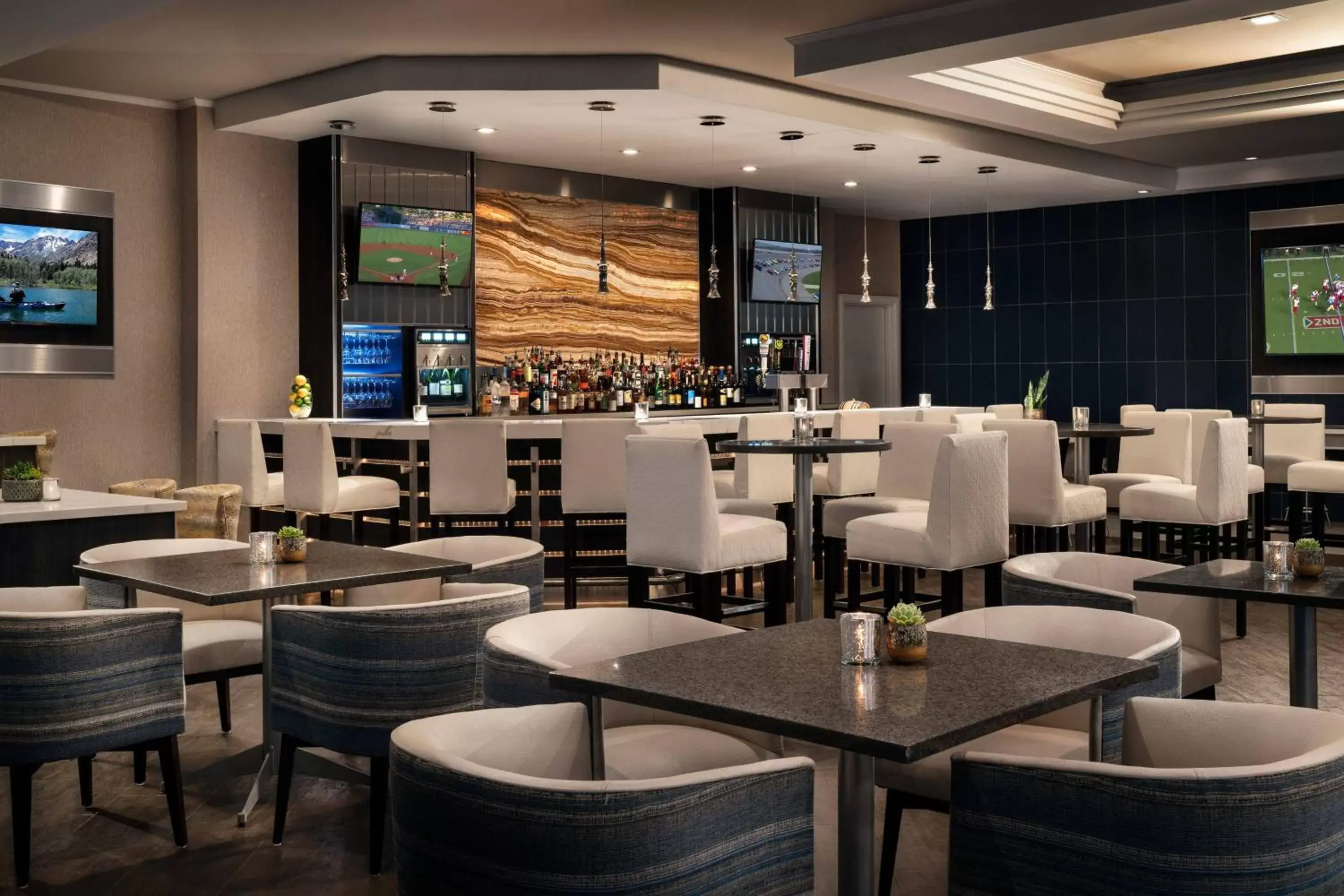 Restaurant/places to eat, Lounge/Bar in Visalia Marriott at the Convention Center