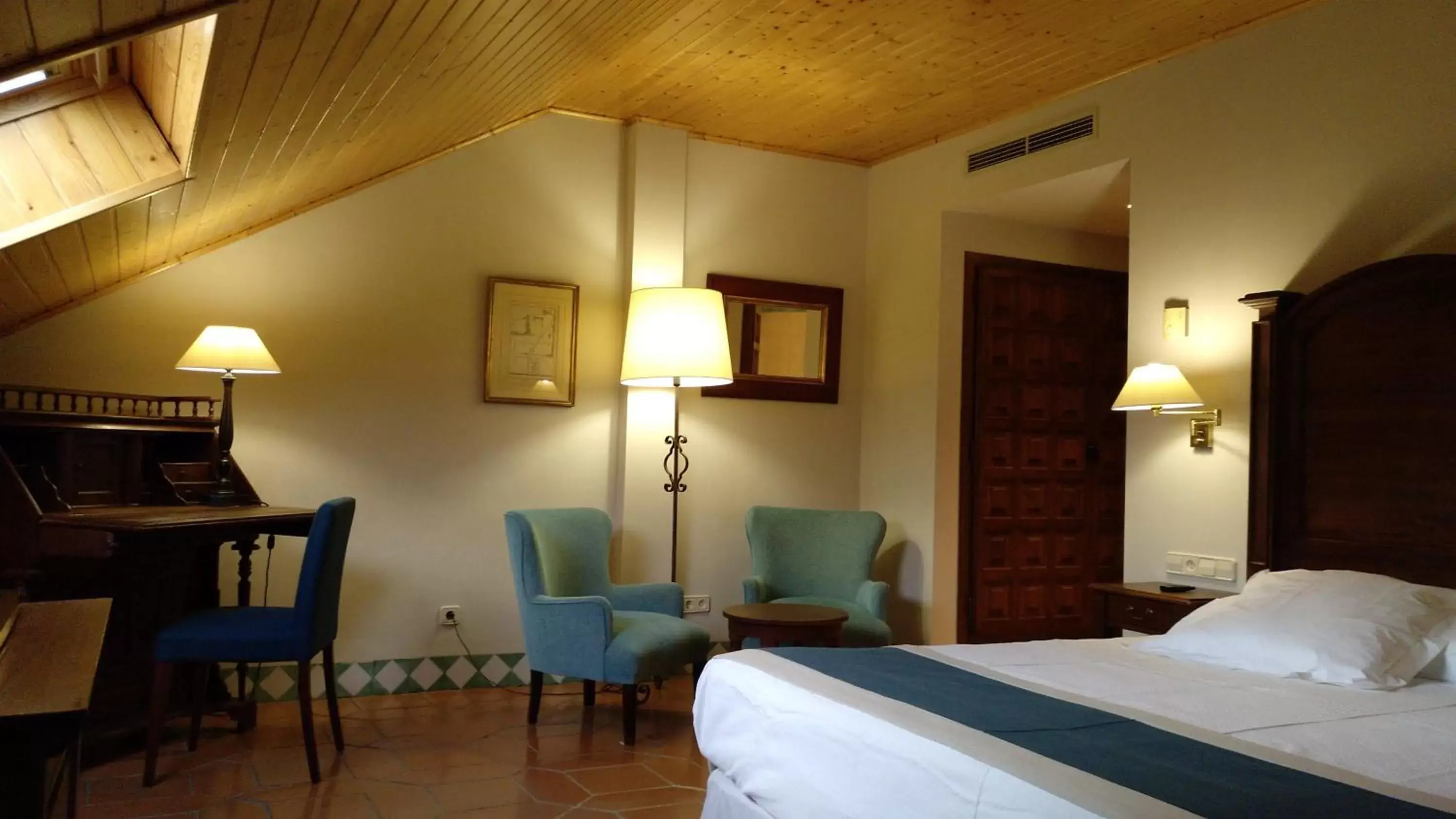 Photo of the whole room, Bed in Parador de Alcañiz