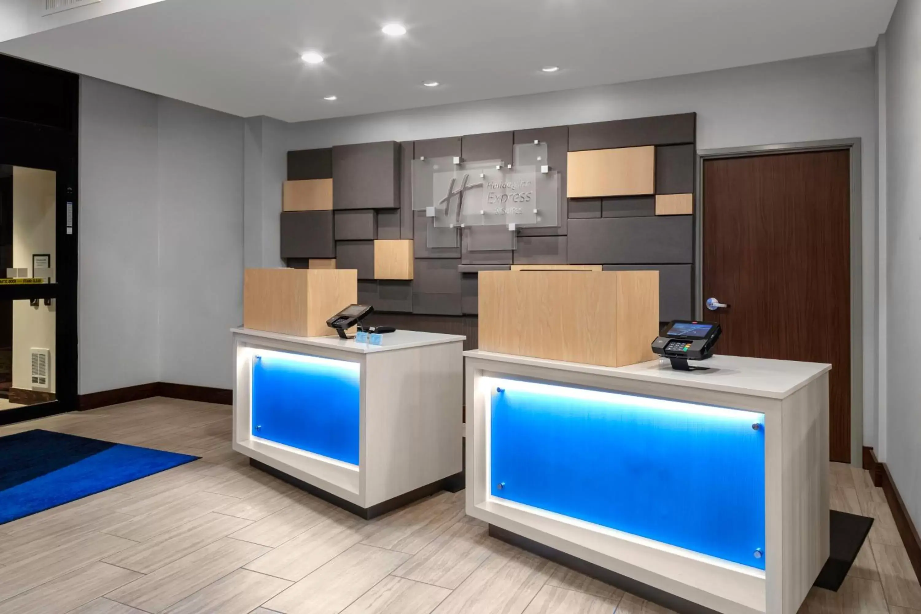 Lobby or reception, Kitchen/Kitchenette in Holiday Inn Express & Suites - The Dalles, an IHG Hotel