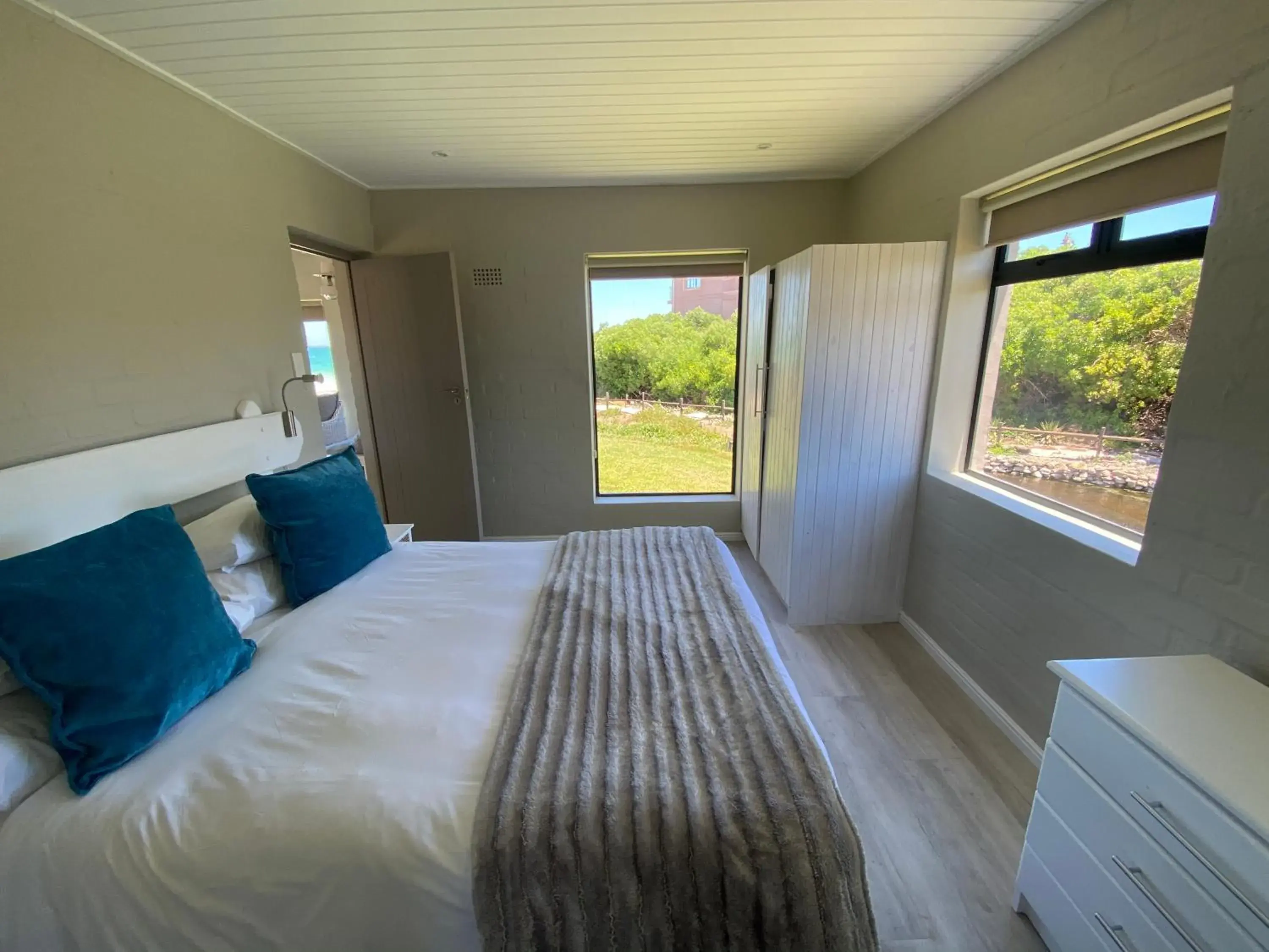 Bedroom, Bed in Blue Bay Lodge