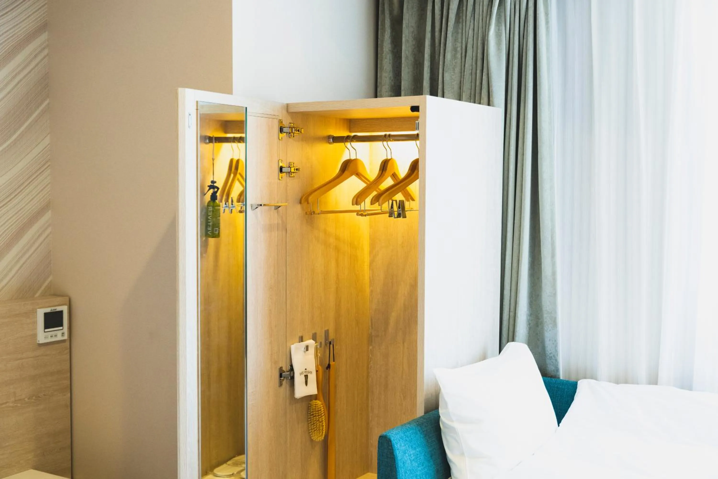 Photo of the whole room, Bed in Rembrandt Style Naha