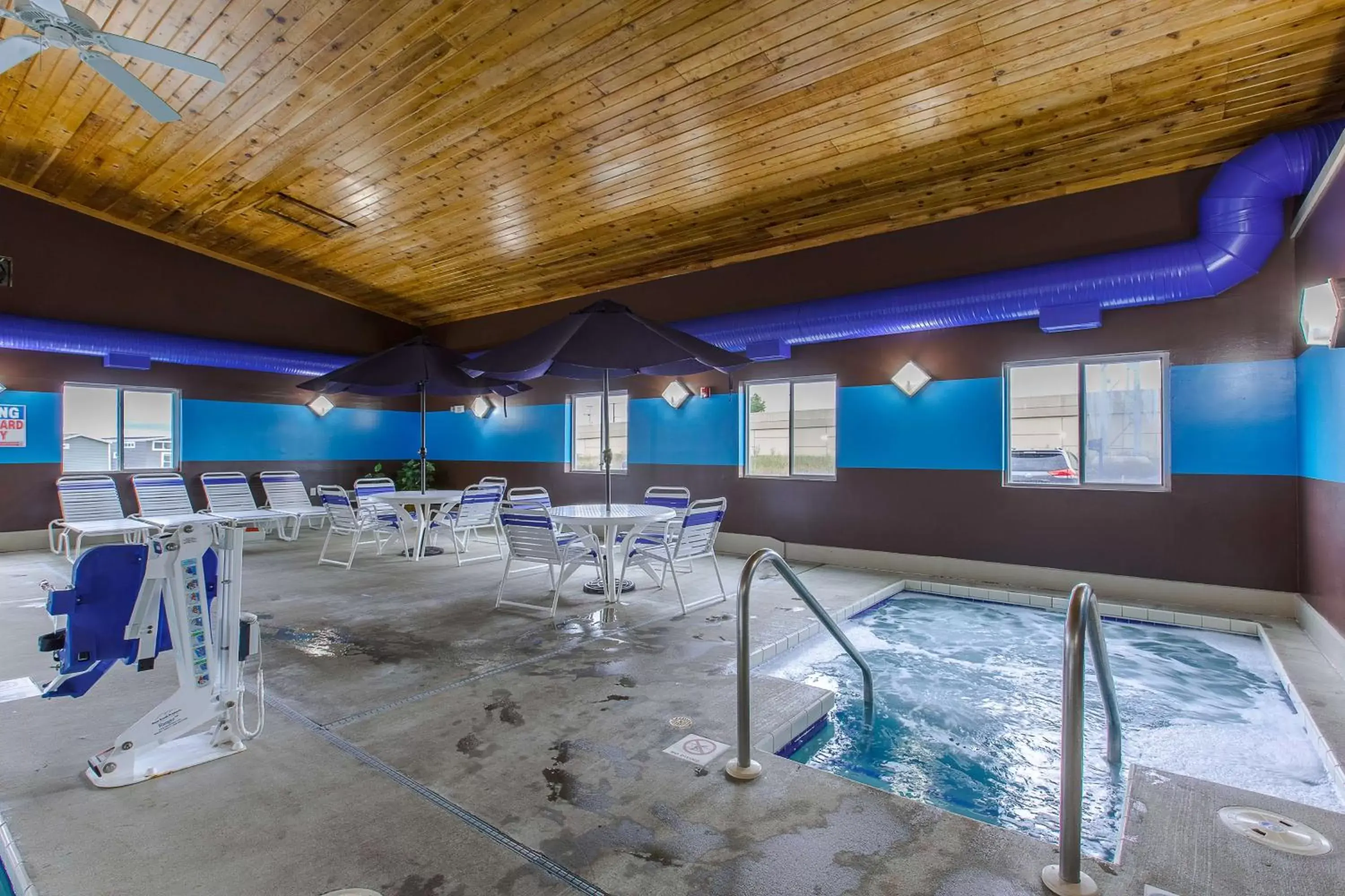 Swimming Pool in Motel 6-Baraboo, WI - Lake Delton