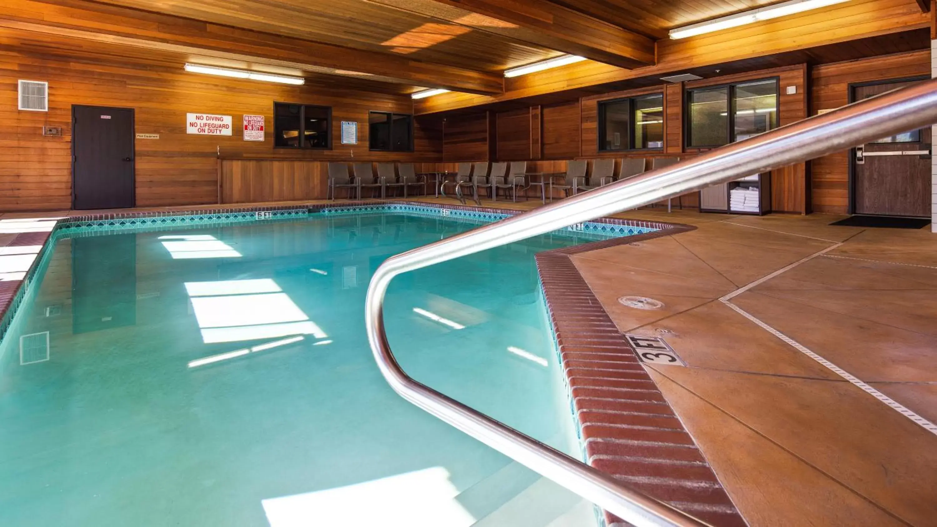 Swimming Pool in Best Western Cascade Inn & Suites