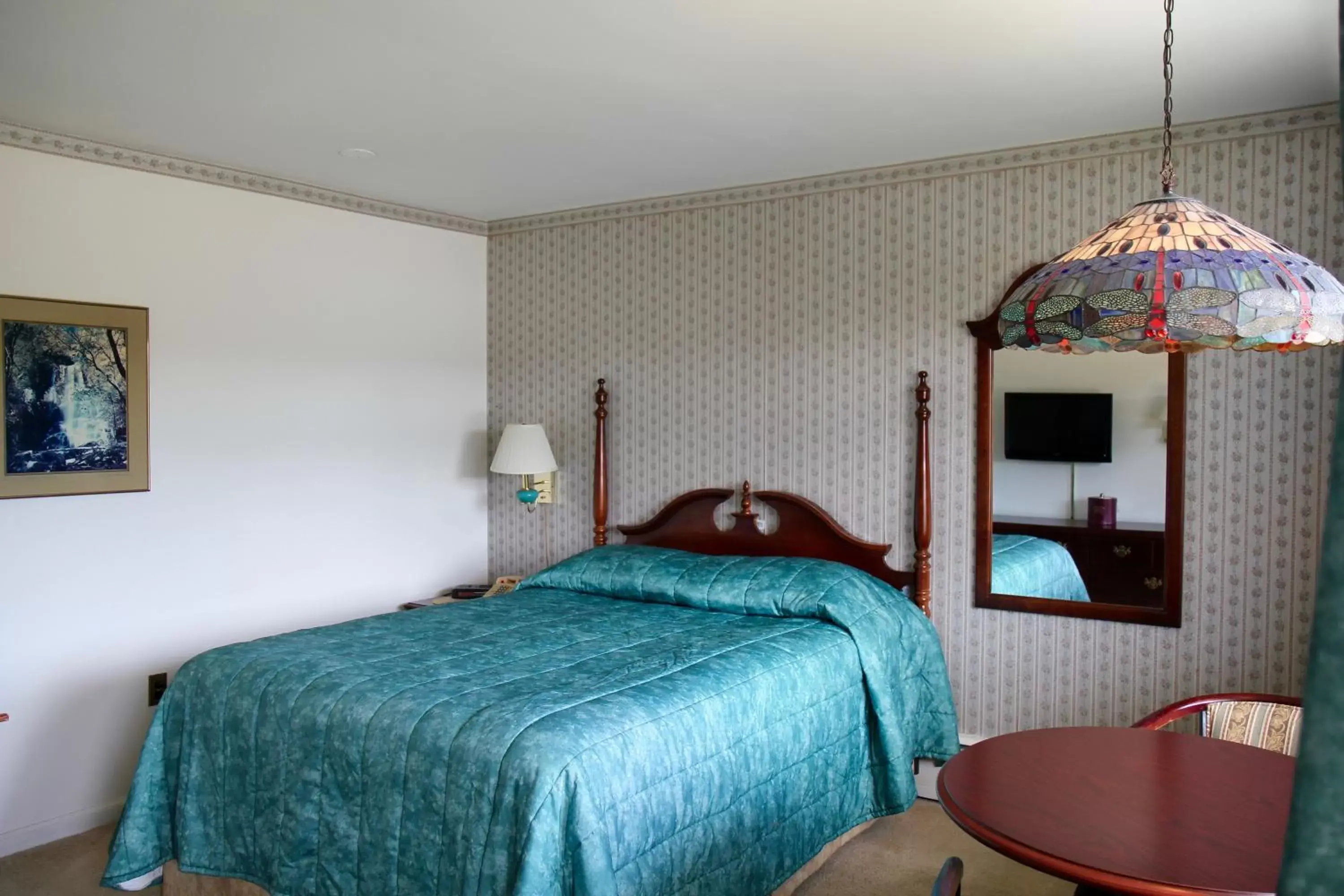 Bathroom, Bed in Sara Placid Inn & Suites
