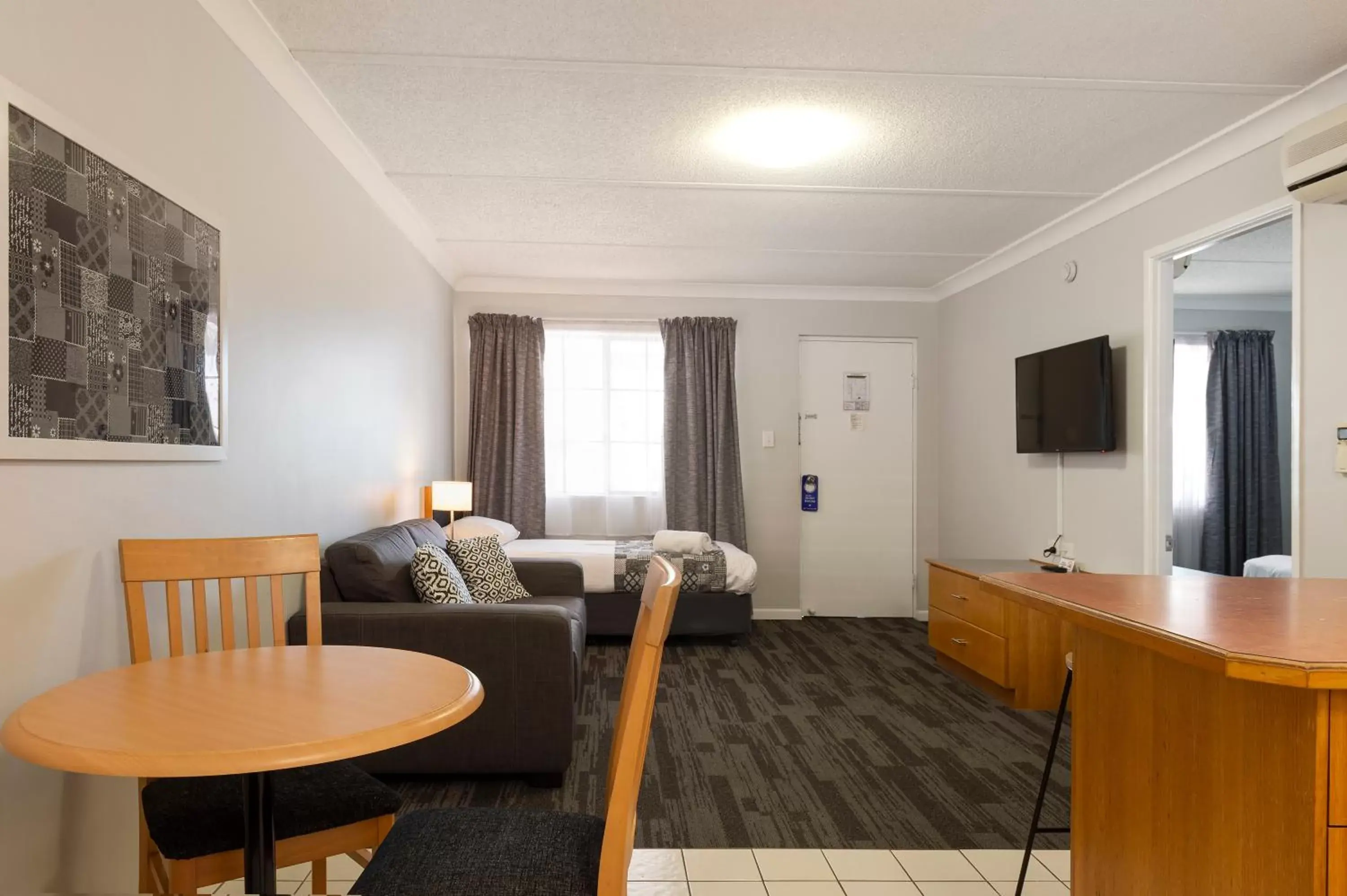 TV and multimedia in Country Motel Ipswich