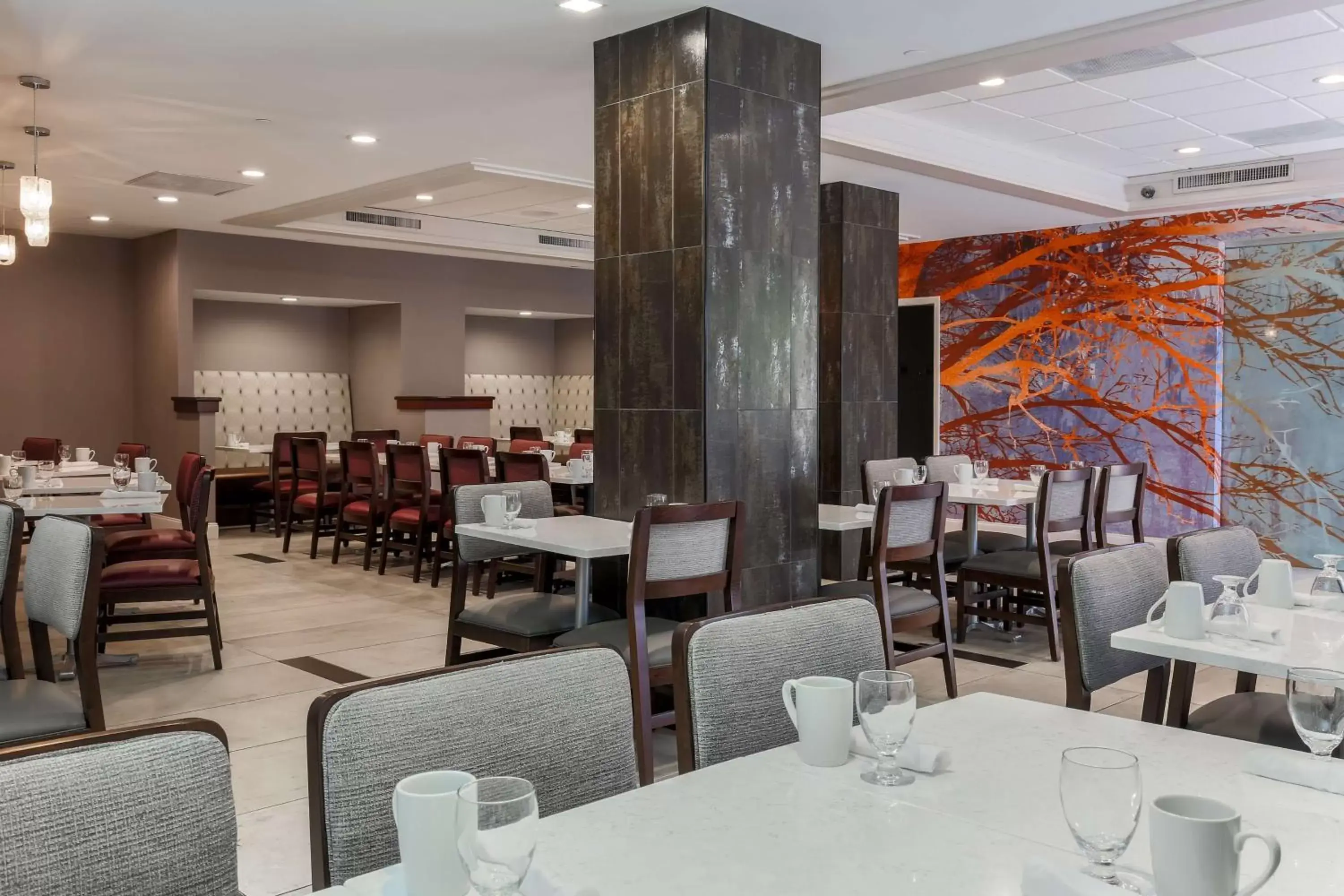 Dining area, Restaurant/Places to Eat in DoubleTree by Hilton Atlanta Airport