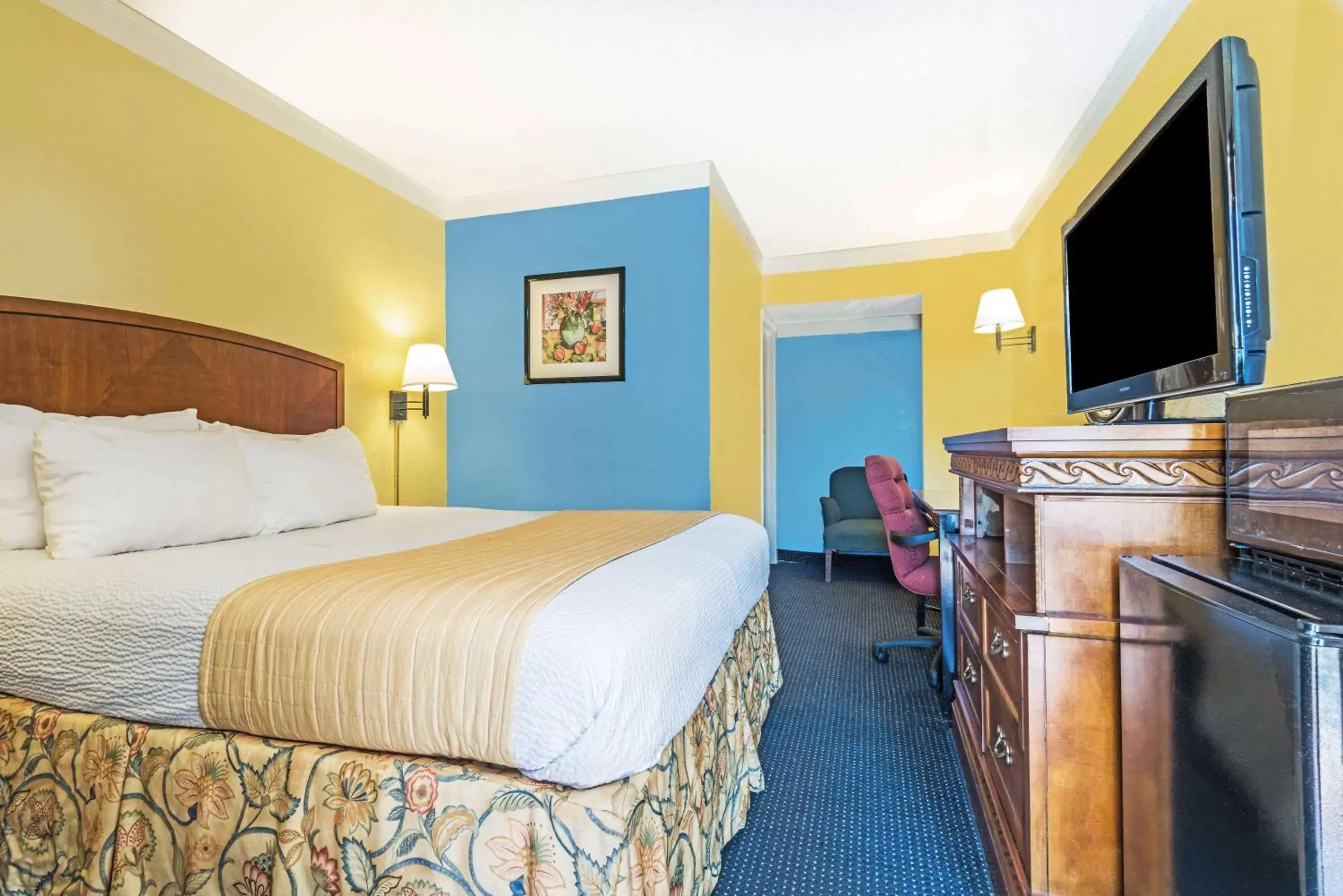 Exterior Room with King Bed - Non-Smoking in Days Inn by Wyndham Troy