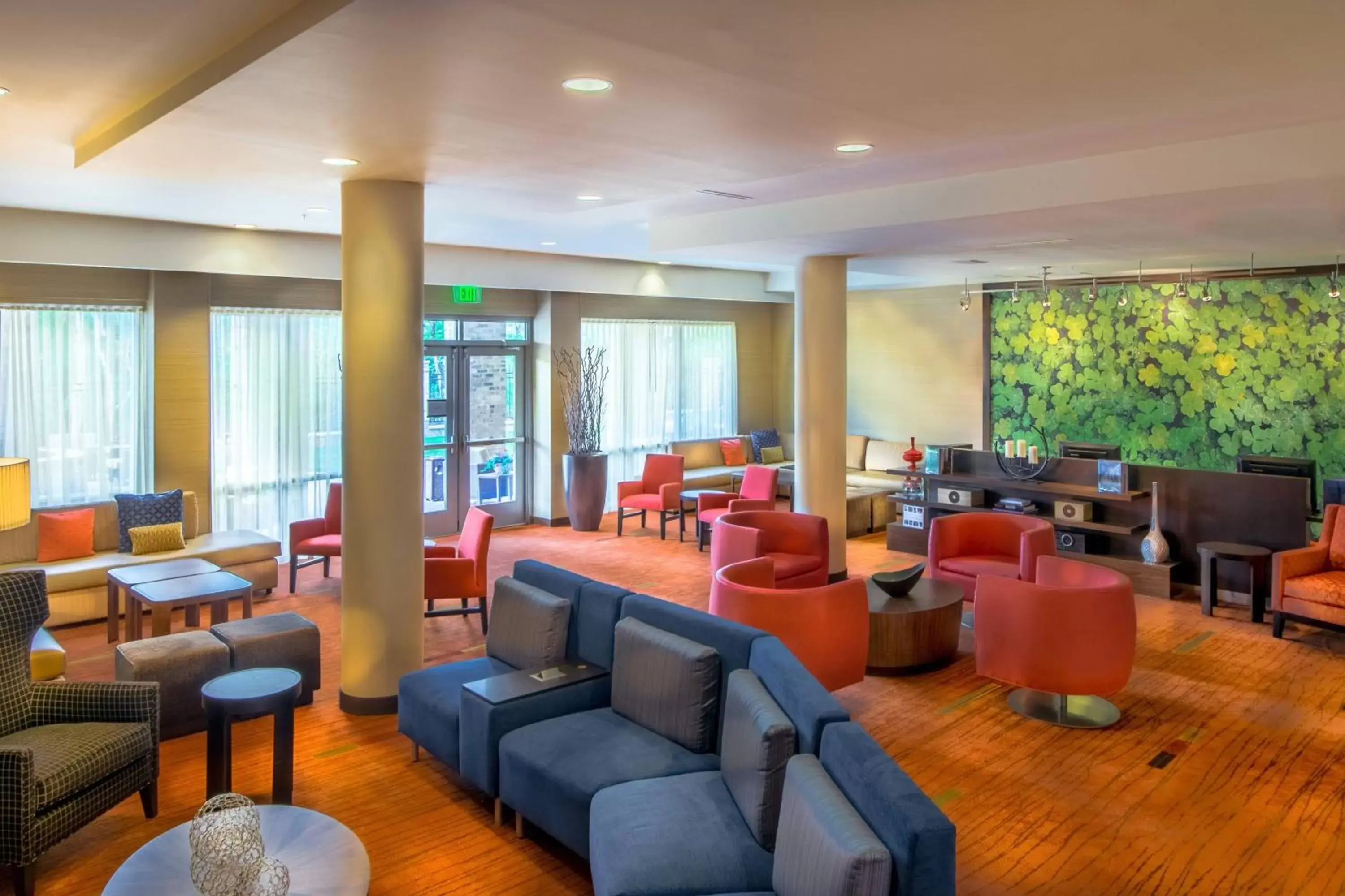 Lobby or reception, Lounge/Bar in Courtyard by Marriott Charleston Downtown/Civic Center